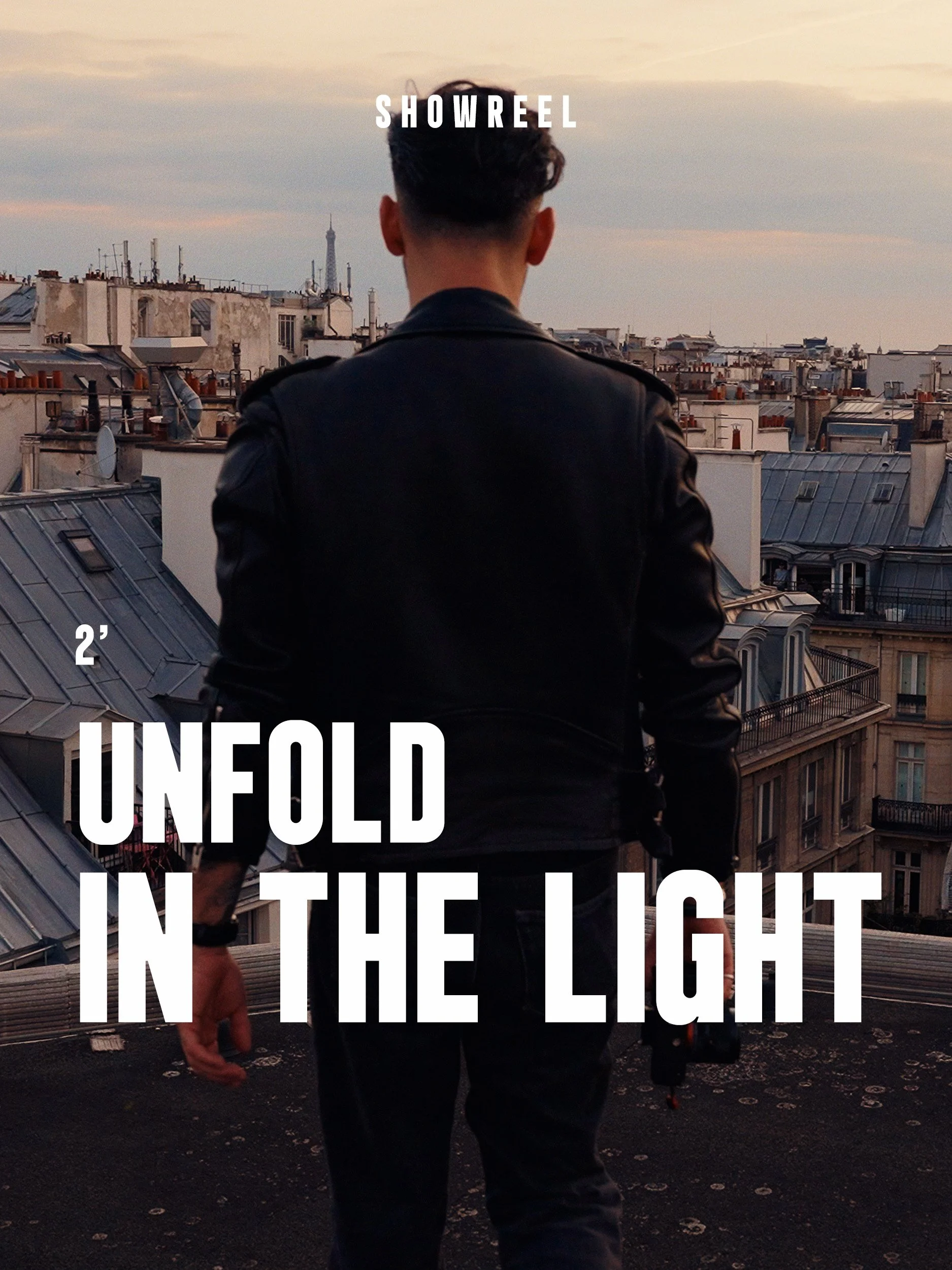 Affiche de film ou de spectacle avec titre en anglais 'Unfold in the Light', montrant une personne près d'un feu dans une forêt enneigée la nuit, avec un chien en silhouette devant eux.