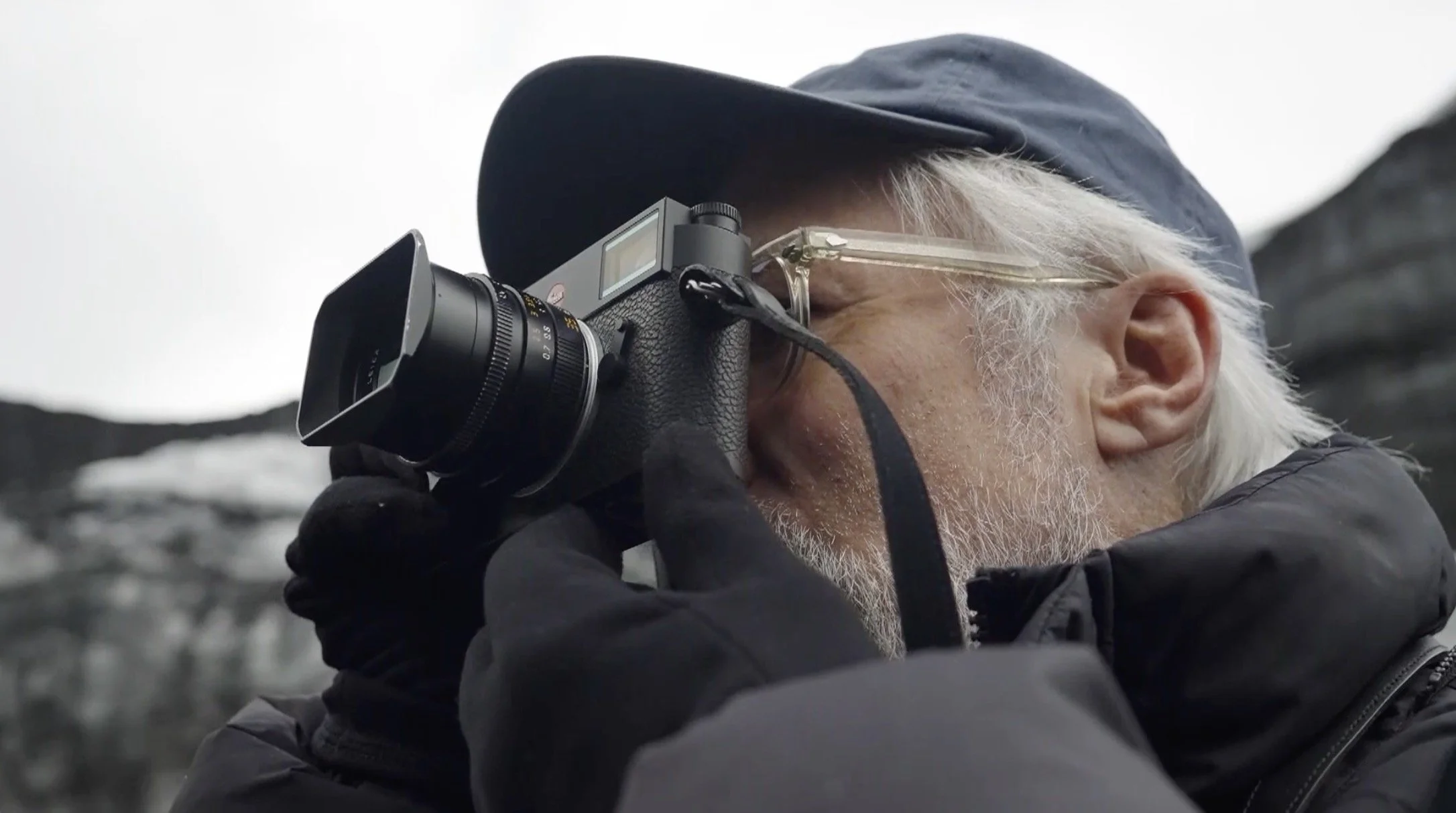 Ragnar Axelsson, utilise son appareil photo pour prendre une photo.