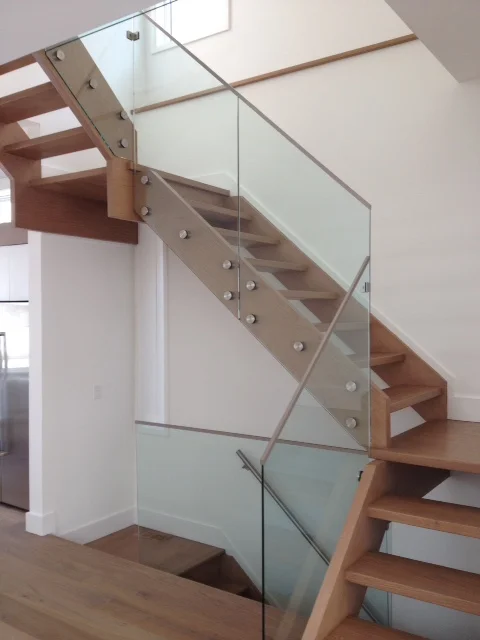  Straight 180º Staircase with Open Rise and Stringer 