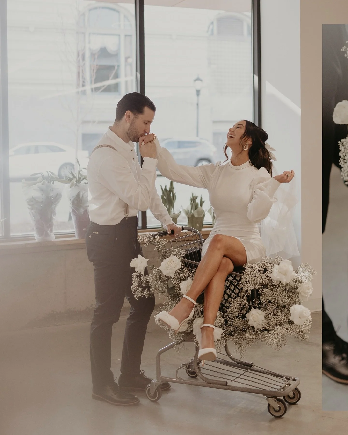 Remember that time that we had a couple in clothes from SHEIN, and threw together the most amazing shoot for there engagement session. We do! Can we plan more engagement sessions like this please? Floral: @beckandforthco hair and makeup: @beautyhaus7