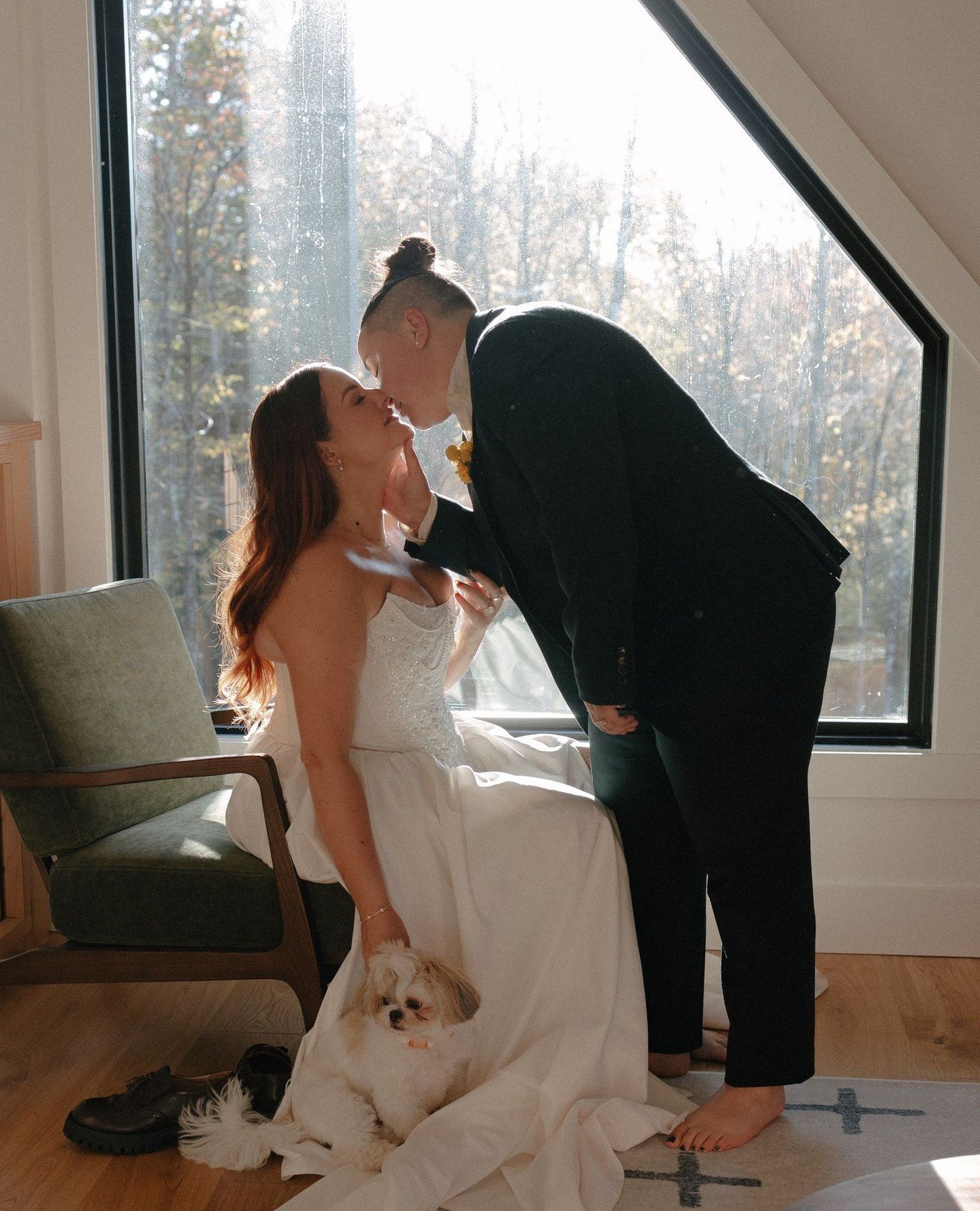 This moment in Vermont was one of those &ldquo;I&rsquo;m really lucky to do this&rdquo; moments.⁠
The light, the quiet, the way she leaned down to kiss her&hellip; and their little pup just sitting there like the sweetest third wheel.⁠
It was calm an