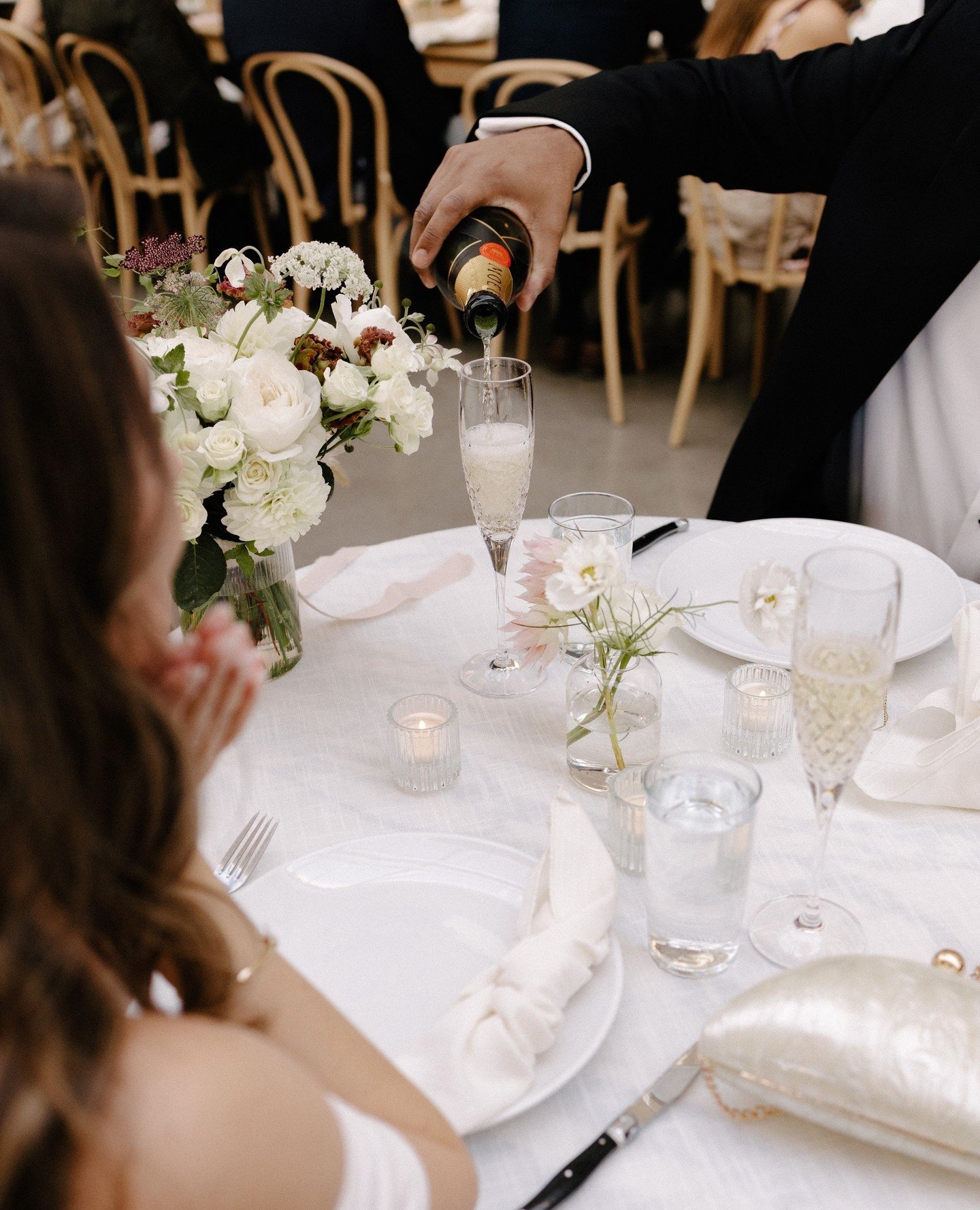 Just one of those quiet little moments before the night really starts.⁠
Simple, pretty, and somehow so full of feeling. Also so classic