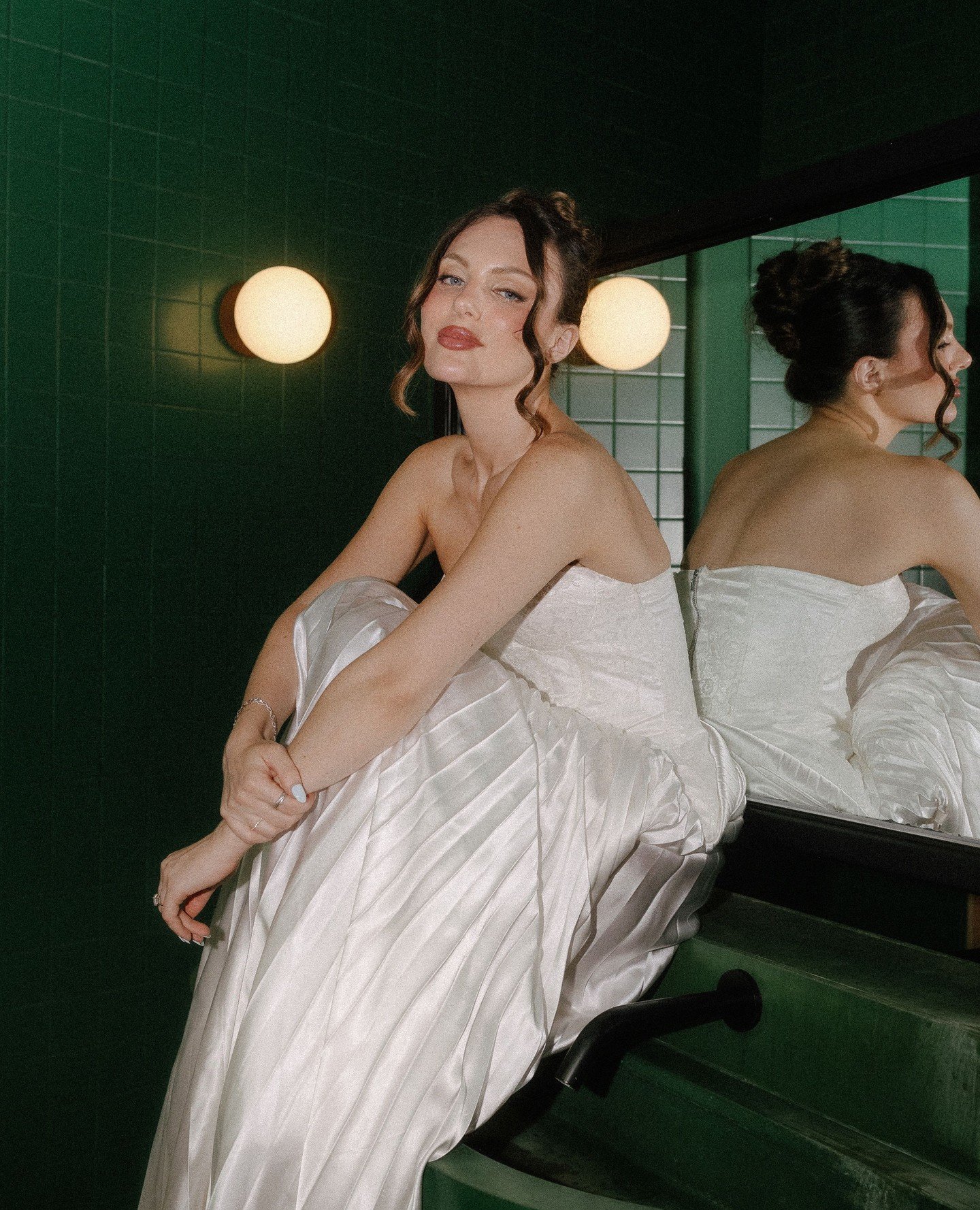 Sometimes a portrait just hits.⁠
The light, the color, the reflection in the mirror&hellip; it felt more like a fashion moment than a wedding morning.⁠
#bridalportrait #editorialwedding #seventharrowstudio #buffaloweddingphotographer #modernbride