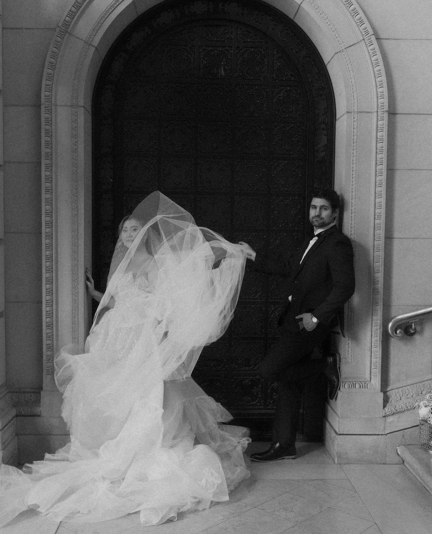 That veil moment when the fabric catches the air just right&hellip;⁠
Photographers always notice it, and couples always end up loving it.⁠
#seventharrowstudio #buffaloweddingphotographer #bridalmoment #weddingveil #weddingportraits