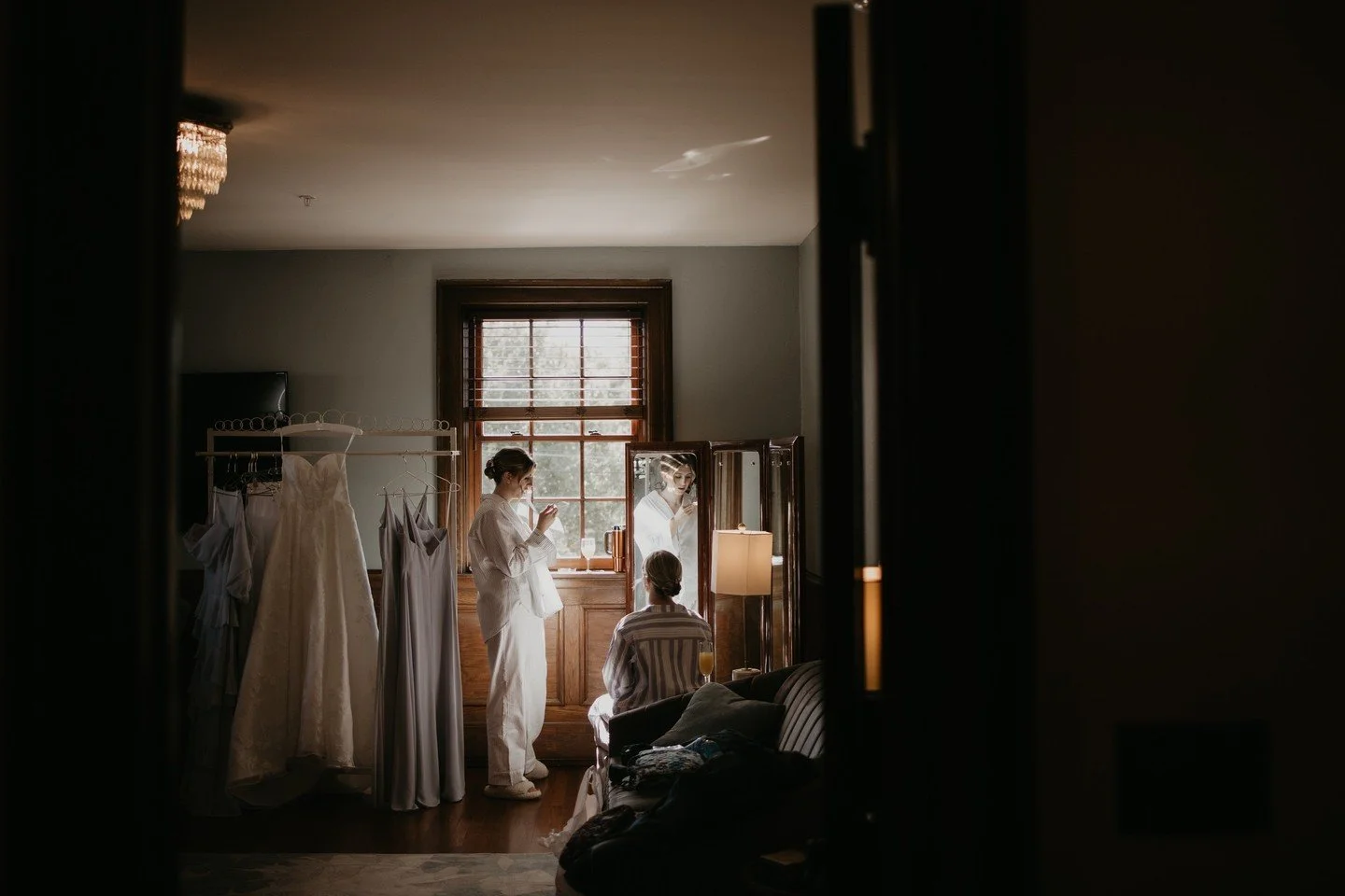 Wedding mornings have their own rhythm.⁠
Quiet light through the window, final touches, and the moment everything starts to feel real.⁠
#seventharrowstudio #weddingmorning #buffaloweddingphotographer #gettingready #weddingday