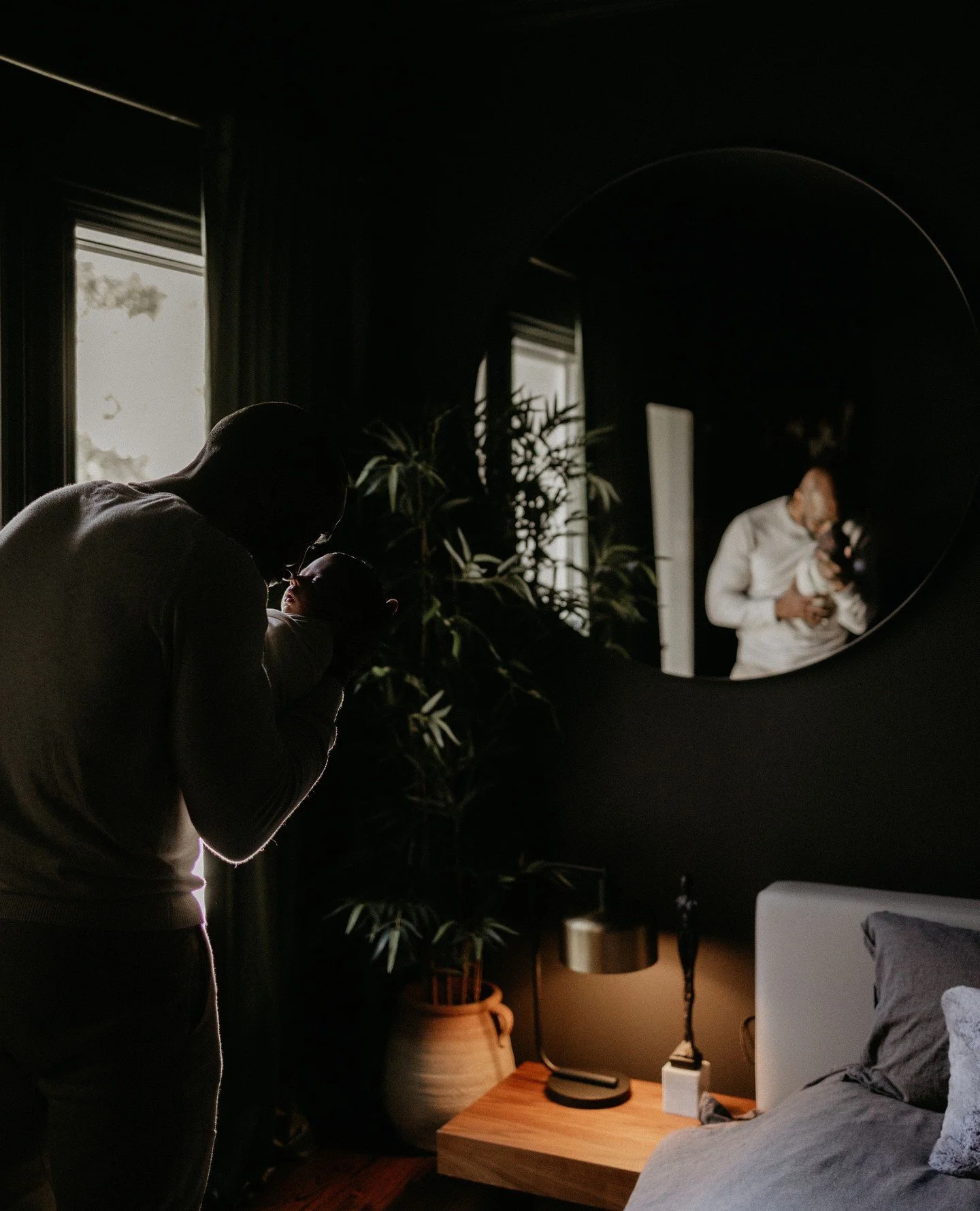 One of the very first quiet moments together.⁠
A new dad, a tiny baby in his arms, and that pause where everything in life suddenly feels different in the best possible way.⁠
Those early days go so fast, and they deserve to be remembered too.⁠
#newbo