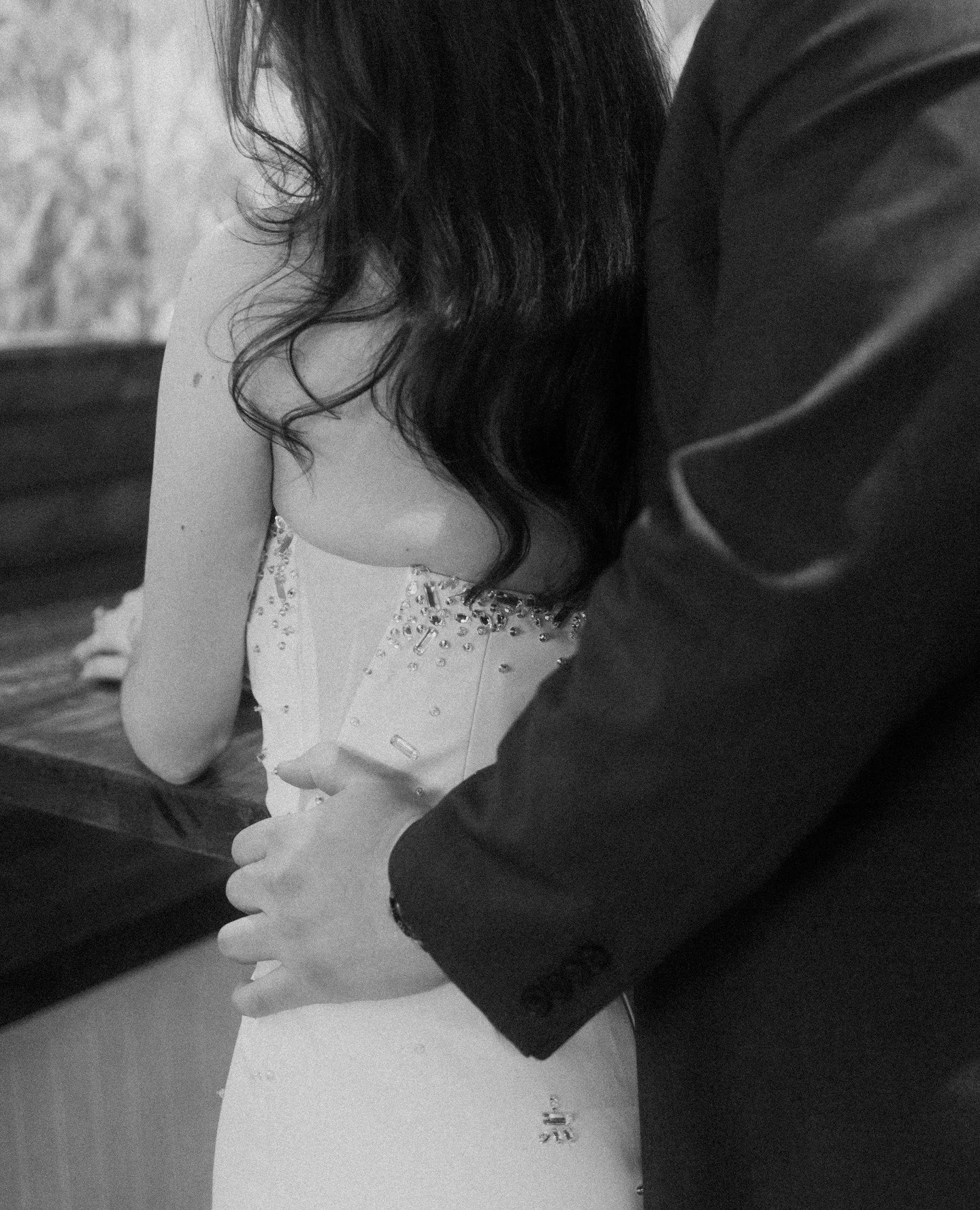 Sometimes the smallest moments are the ones that say the most.⁠
A hand around the waist, leaning in close, that quiet second where everything else fades out.⁠
#seventharrowstudio #buffaloweddingphotographer #documentarywedding #weddingmoments #realco