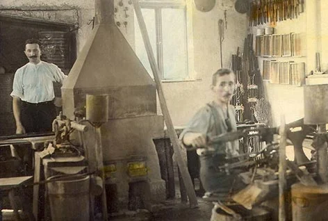 Many of the molds, methods and backyard locations used today are identical to those used at the heyday of production in Jablonec in the late 1800s and early 1900s. 