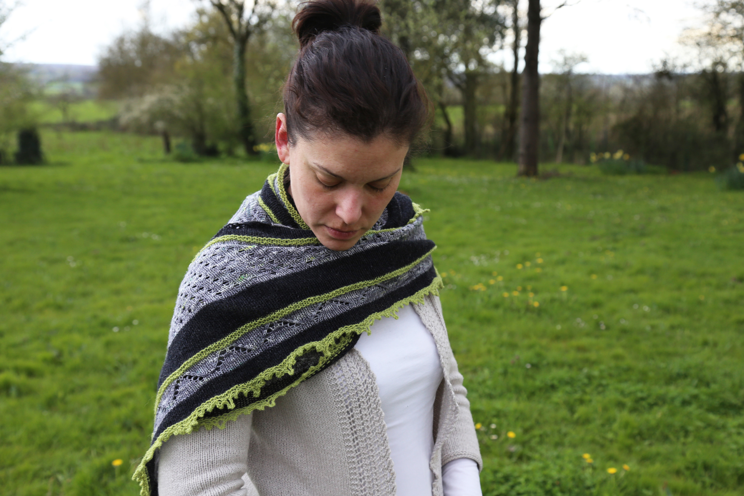 Cindy is wearing the "Sur les toits de Paris" version of the shawl. The name of the color means "On the roofs of Paris"- so lovely!