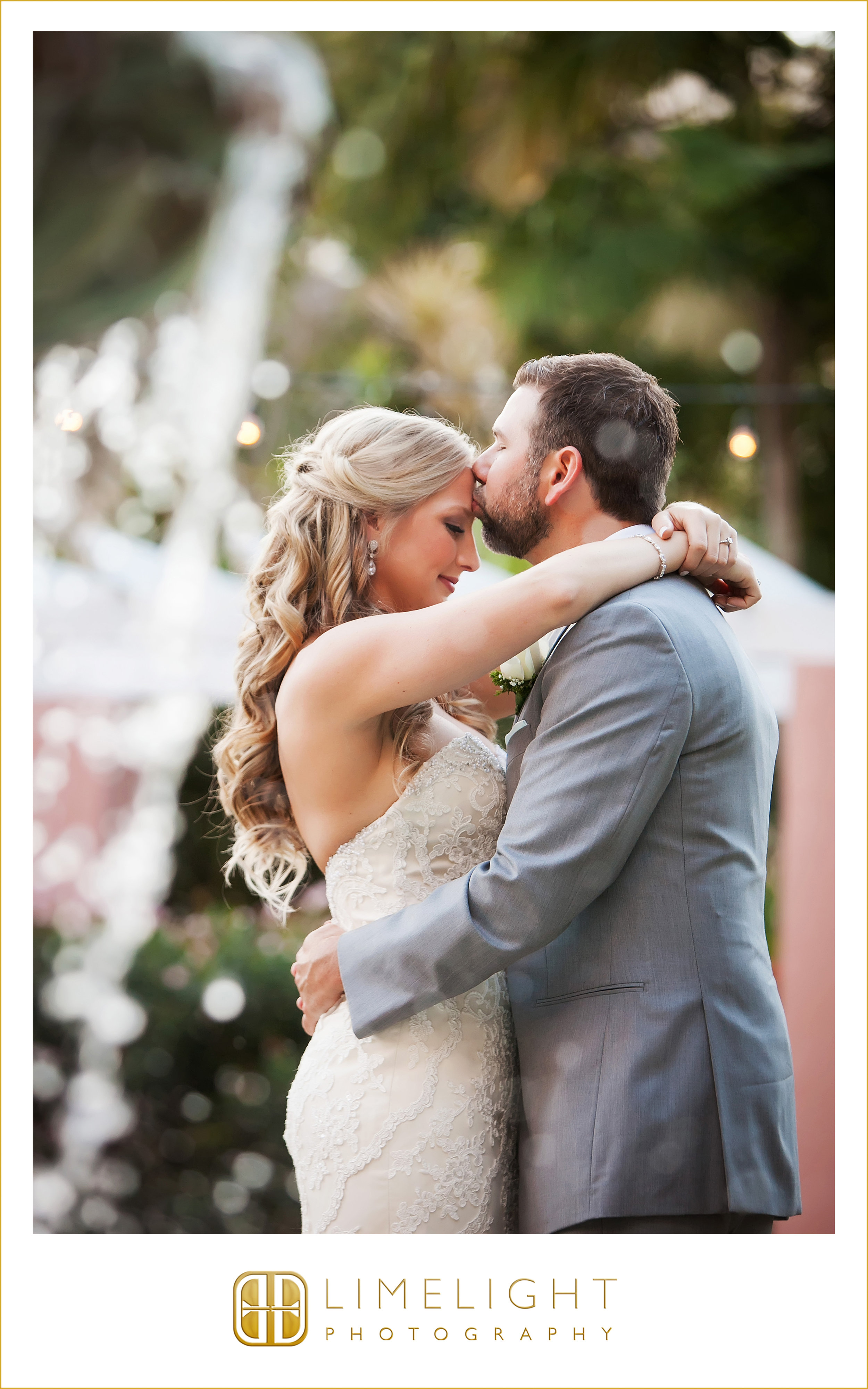 Kiss | Fountain | Wedding