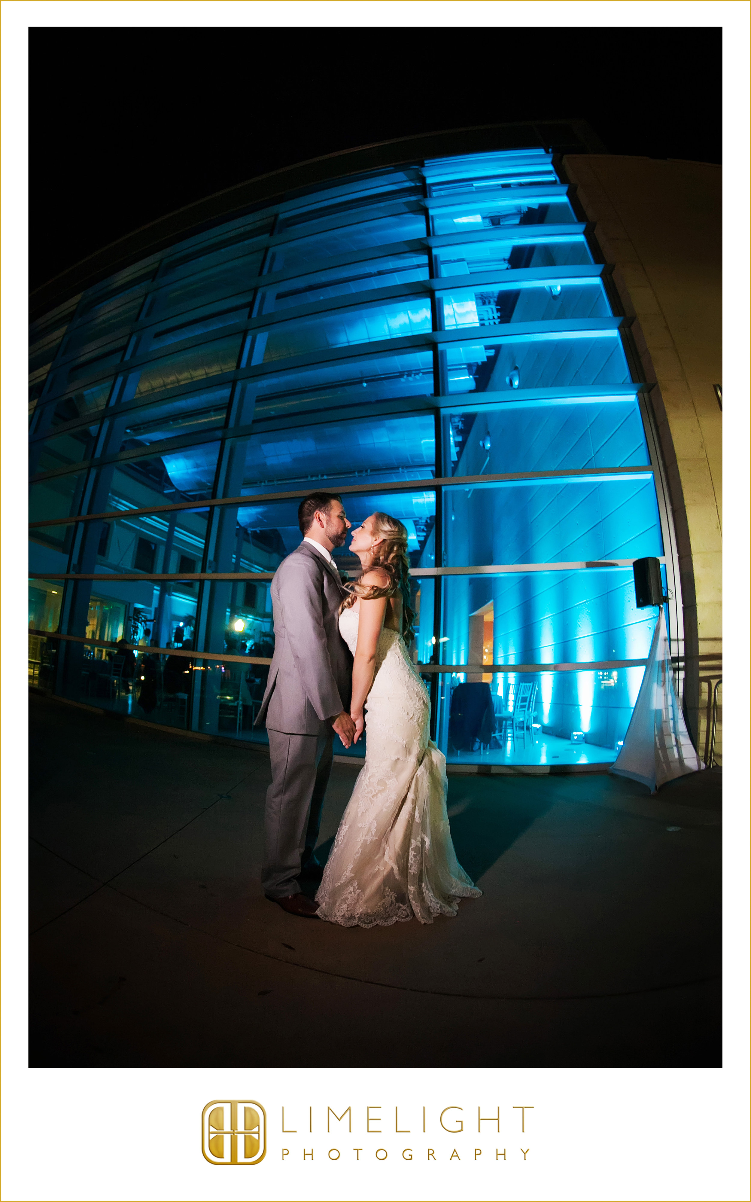 Kiss | Museum | Wedding