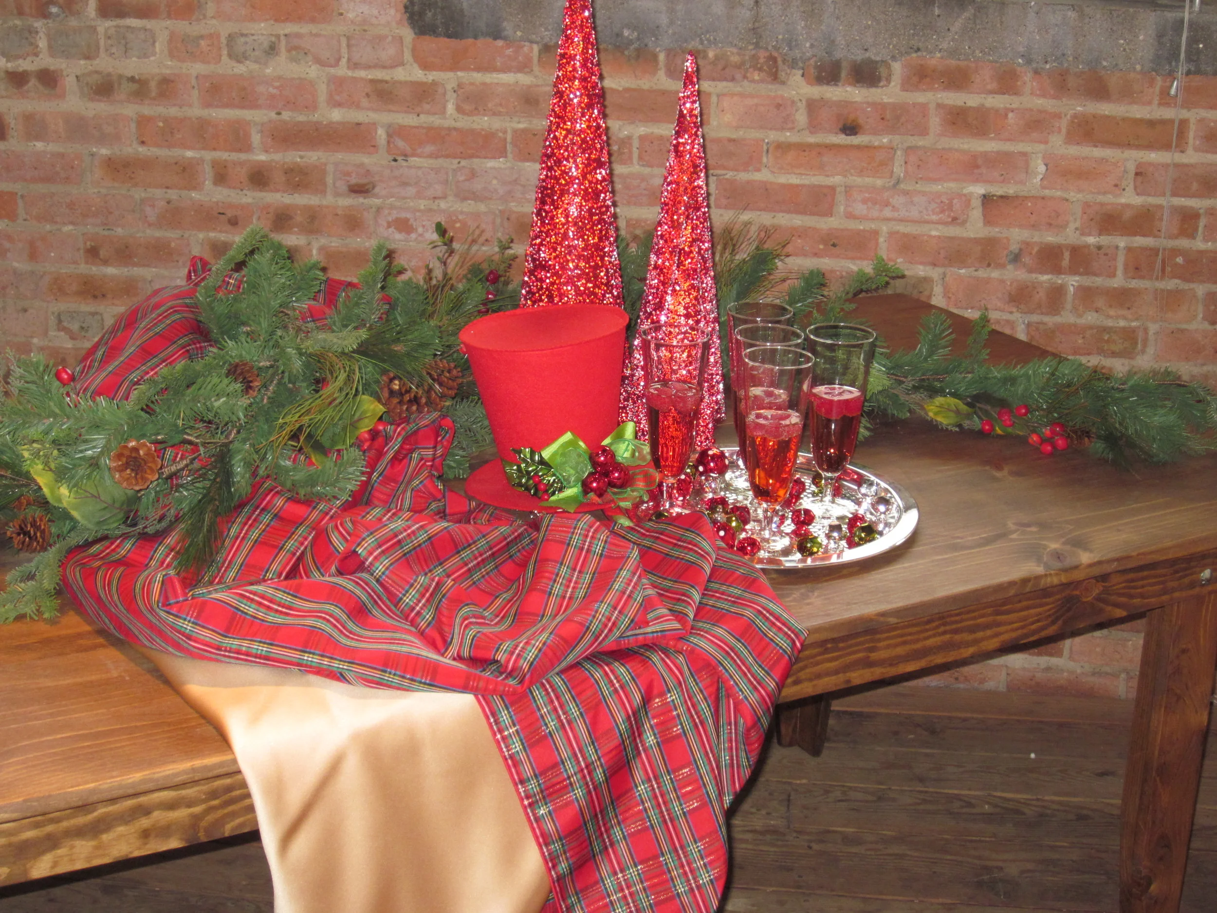 G1028.Garland.Table.jpg