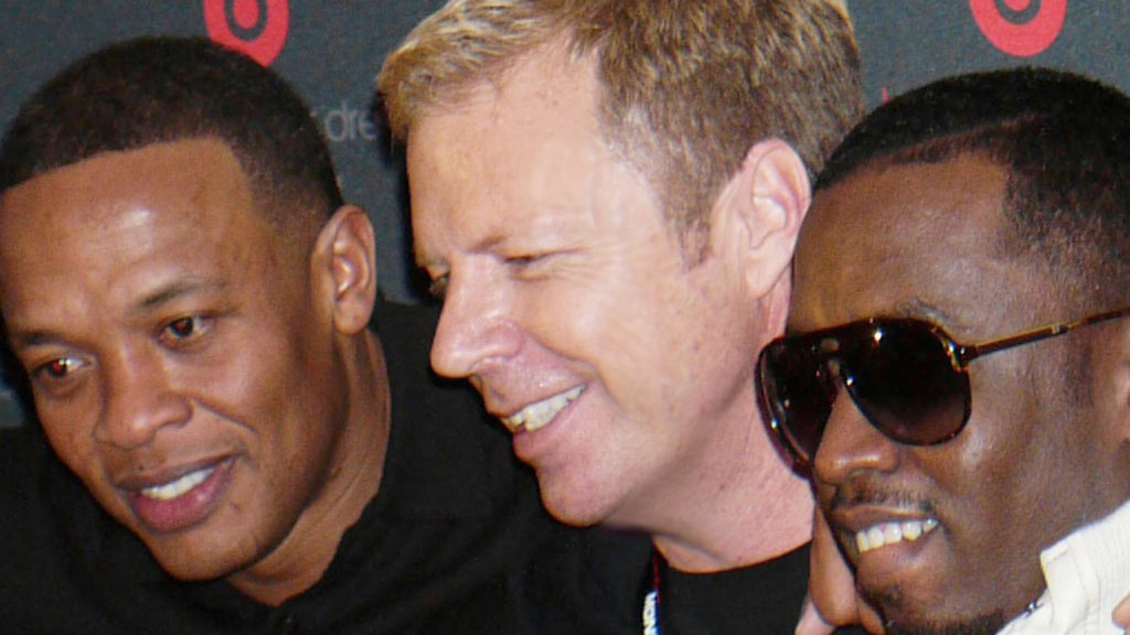 Robert in a Dre-Diddy sandwich! We're so jealous!