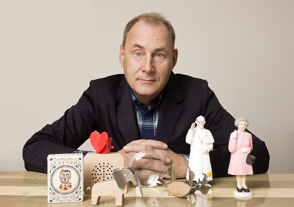 Jan van der Lande posing with iconic Kikkerland products (2016)