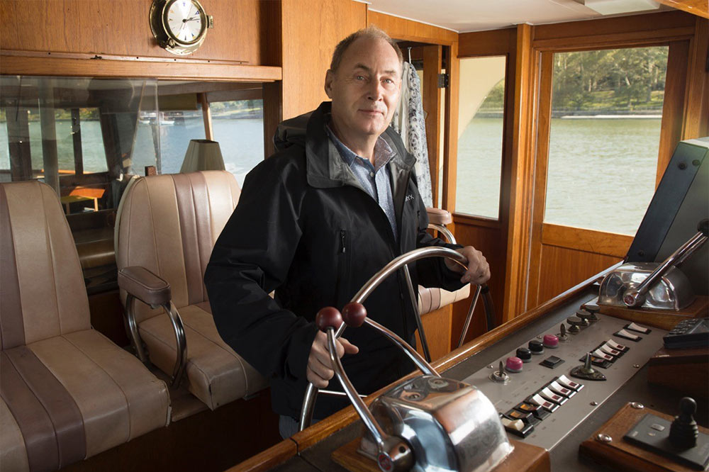Jan driving his home through the Hudson. This model boat is not produced anymore, ‘75 Pacemaker (half wood/fiberglass)