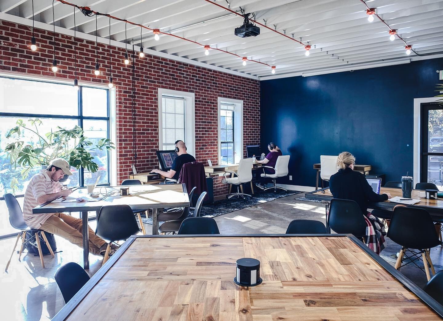 Looking for a workplace to love in the new year?  The Hub offers Community Work, Desk Work, and Private Office Memberships to help you get out of your house and into your best work groove. Book a tour today via the link in our bio!
