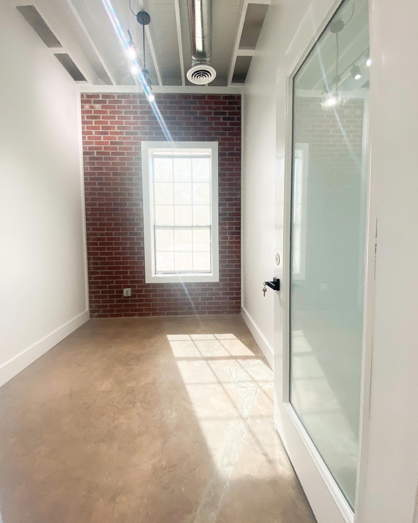 👀 Here&rsquo;s a peak into one of our new offices. This office is fresh 🌱 and it won&rsquo;t last long! 
If you&rsquo;re looking for a private office in West Homewood shoot us a DM. You&rsquo;ll be in an awesome locale and part of an even more awes
