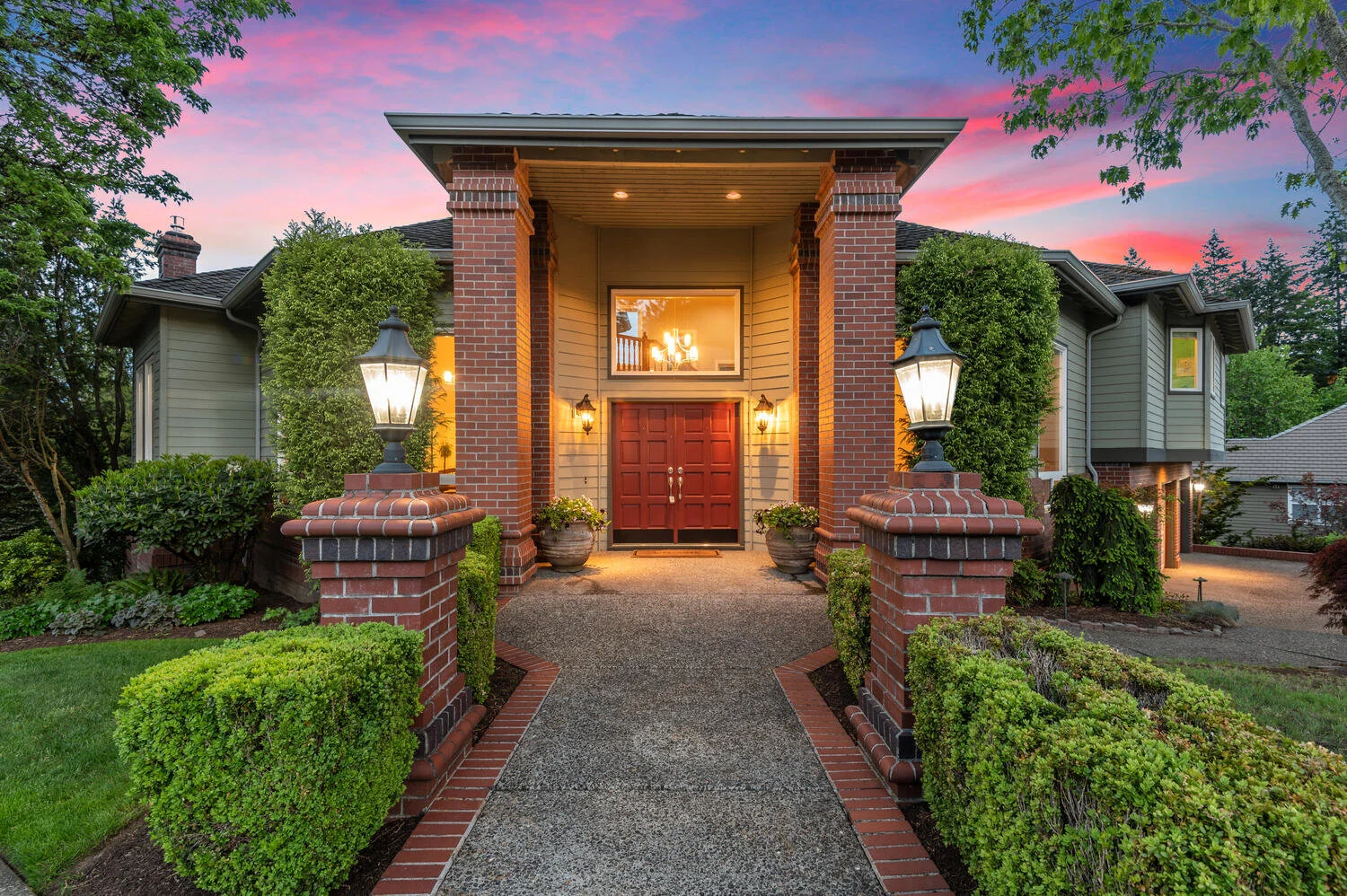 11302 SW Meadowlark Ln-large-008-096-Front of House-1500x999-72dpi.jpg