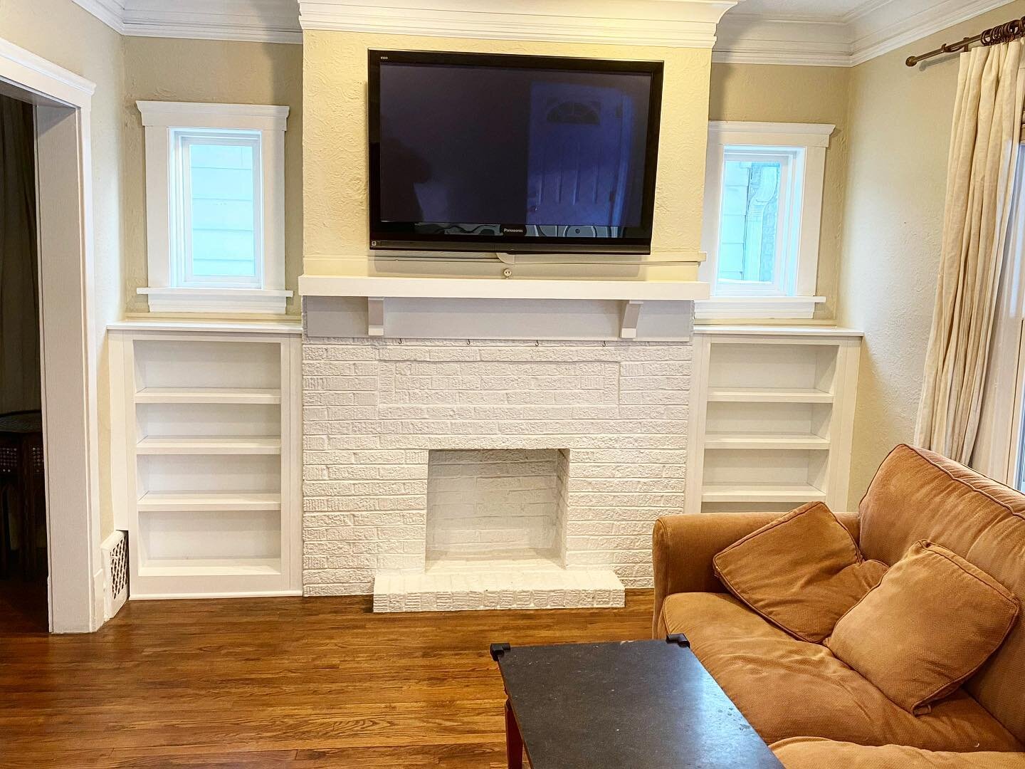 The other half of our recent Oak Park build. These bright white built-ins gave this small living room tons more storage with a clean design that helps the room feel light, airy, and clutter-free. Who wouldn&rsquo;t want that?

#custommade #customcarp