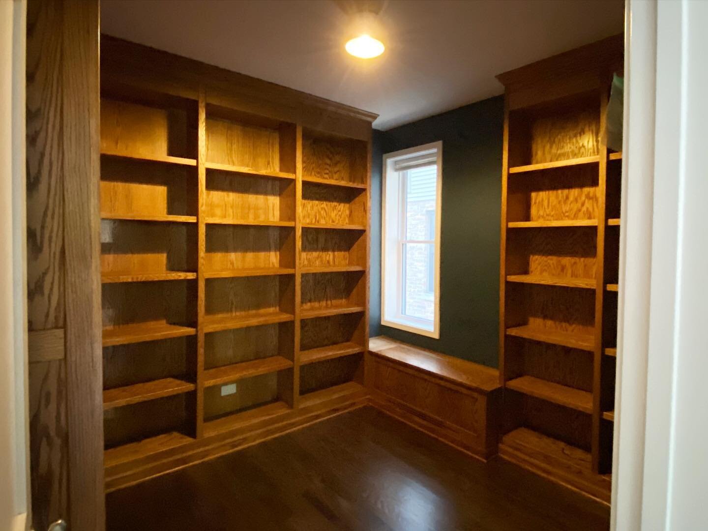 Just can&rsquo;t get enough of the custom wraparound shelving with storage bench / reading nook in this home office. The warm honey-toned finish really lets the natural beauty of the red oak shine through.

#custommade #customcarpentry #customfurnitu