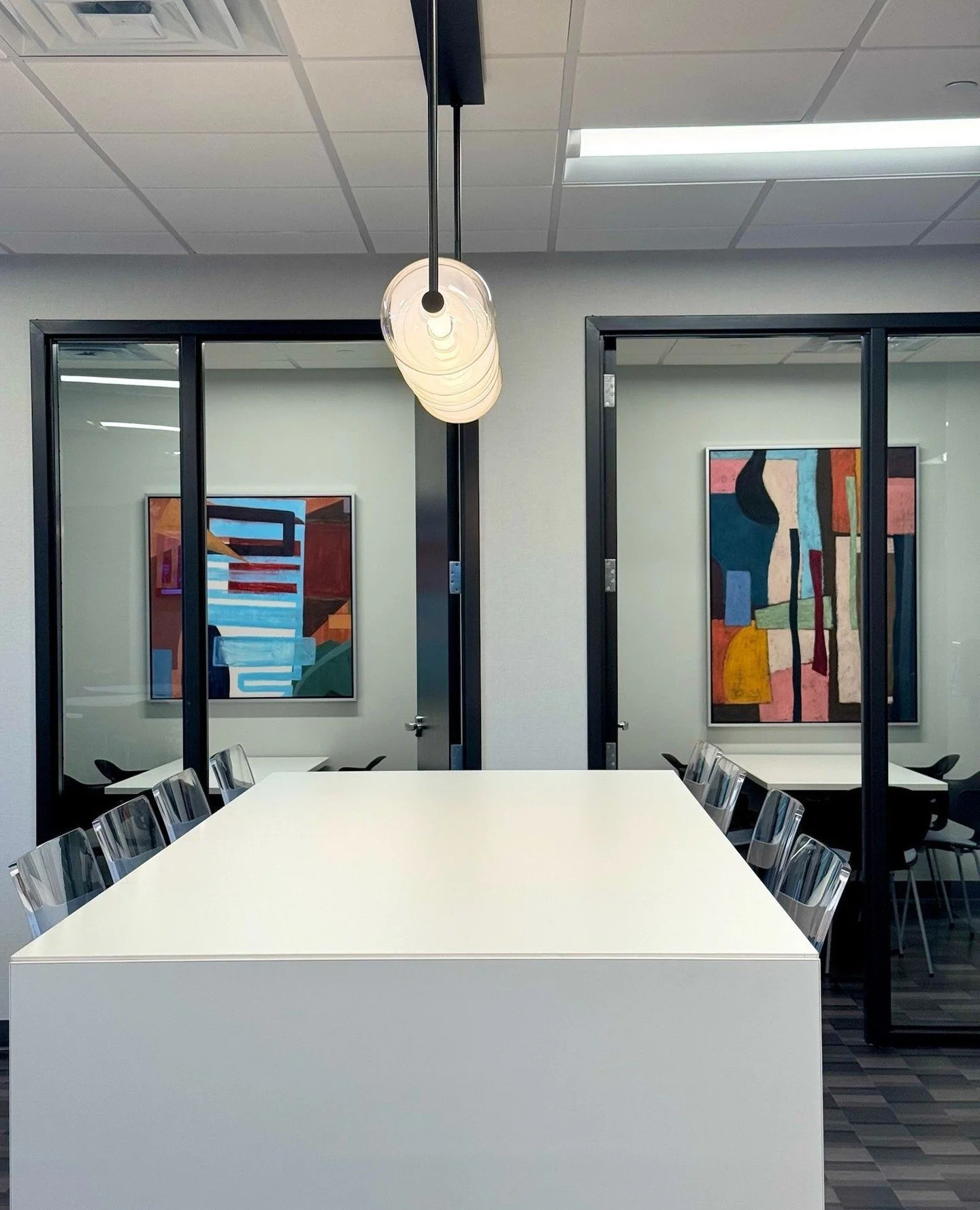 ❤️🧡Another stunning transformation! We&rsquo;re loving the calm palette accented with subtle pops of color at South College Atlanta. 💚🩵⁠
&bull;⁠
&bull;⁠
&bull;⁠
#atlanta #southcollege #highered #education #school #classroom #nursing #healthcare #n