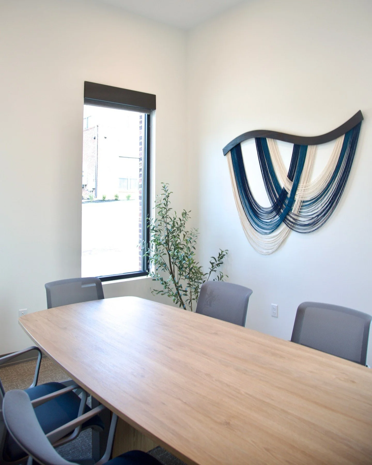 ☀️Welcoming offices, the perfect place for residents to start their journey. 🏠
&bull;
&bull;
&bull;
#kcdc #newinstall #furnitureinstall#nashvilleofficeinteriors #iida #furnituredealer #commercialinteriors #interiordesign #designers #furniture #comme