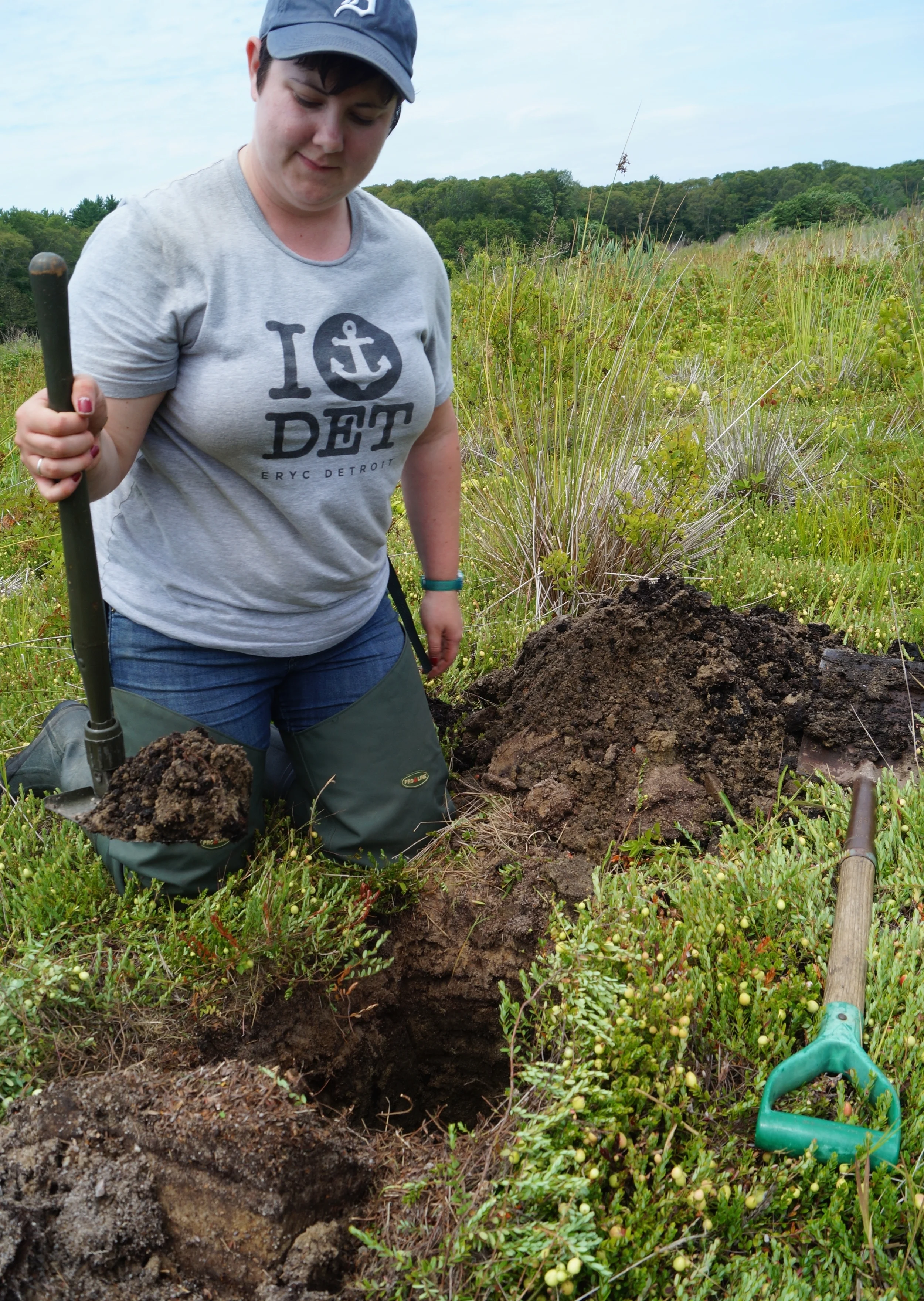 20150719_scooping_peat_DSC02541_cr_CHatch.jpg