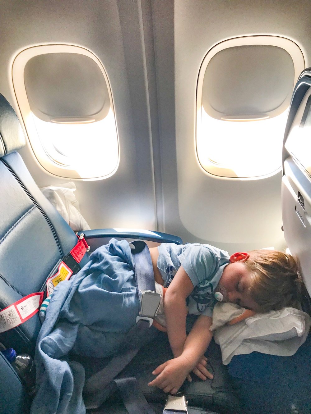 5 TRAVEL ESSENTIALS FOR A FLIGHT WITH KIDS - Kids well traveled