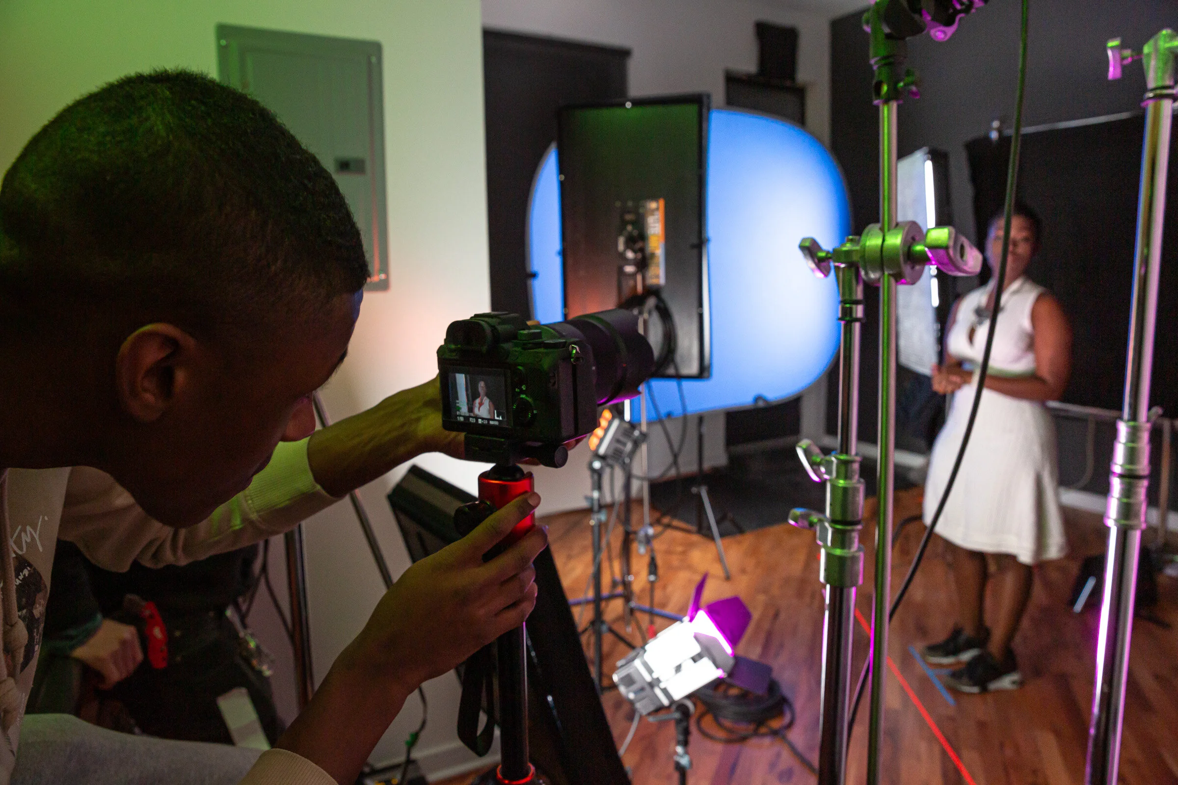  Actor Kristin E. Ellis setting up for work in front of a blue screen for Chicago Shadows. Photo ©Courtney Rader 