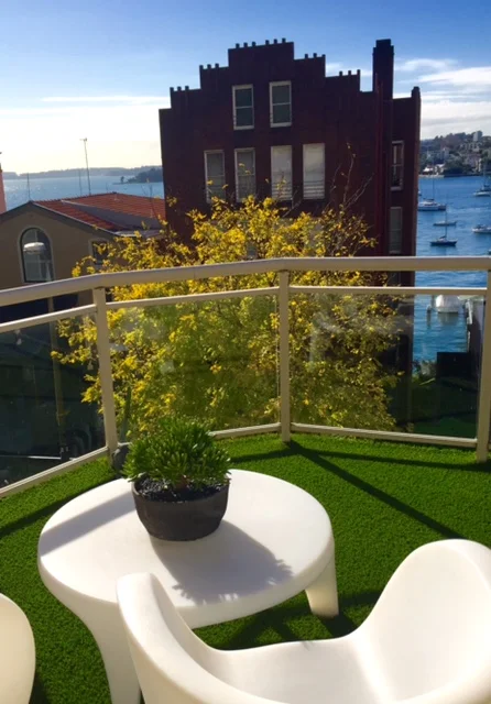 No need for the harsh look of tiles on a balcony. Outdoor living even on a balcony can feel like you are in a garden with the use of synthetic turf. This gives more appeal to any property with little to no maintenance.