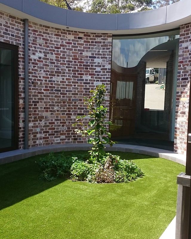 Royal Grass Silk 35 synthetic grass gave this courtyard a natural look and is soft to walk on.