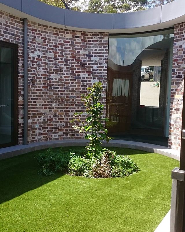 Royal Grass Silk 35 synthetic grass gave this courtyard a natural look and is soft to walk on.