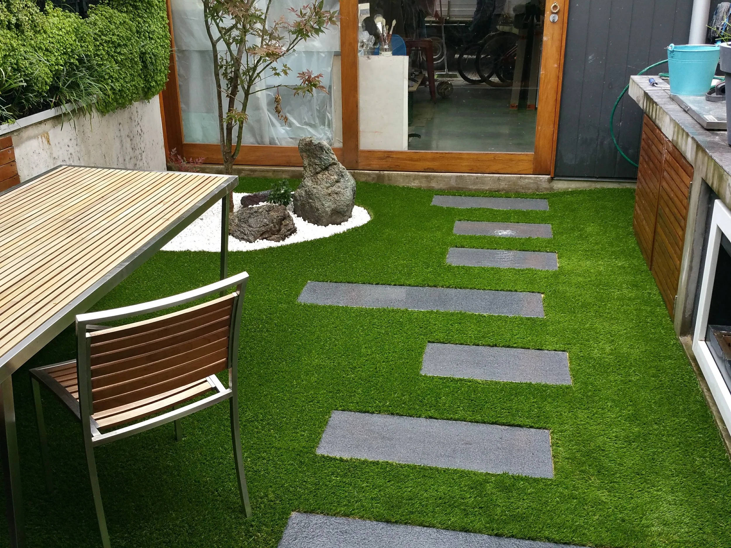 The granite stepping stones is set amongst the Royal Grass Deluxe, giving this space a soft inviting feel. Our highly trained synthetic grass installation team can complete the most tricky of installations.