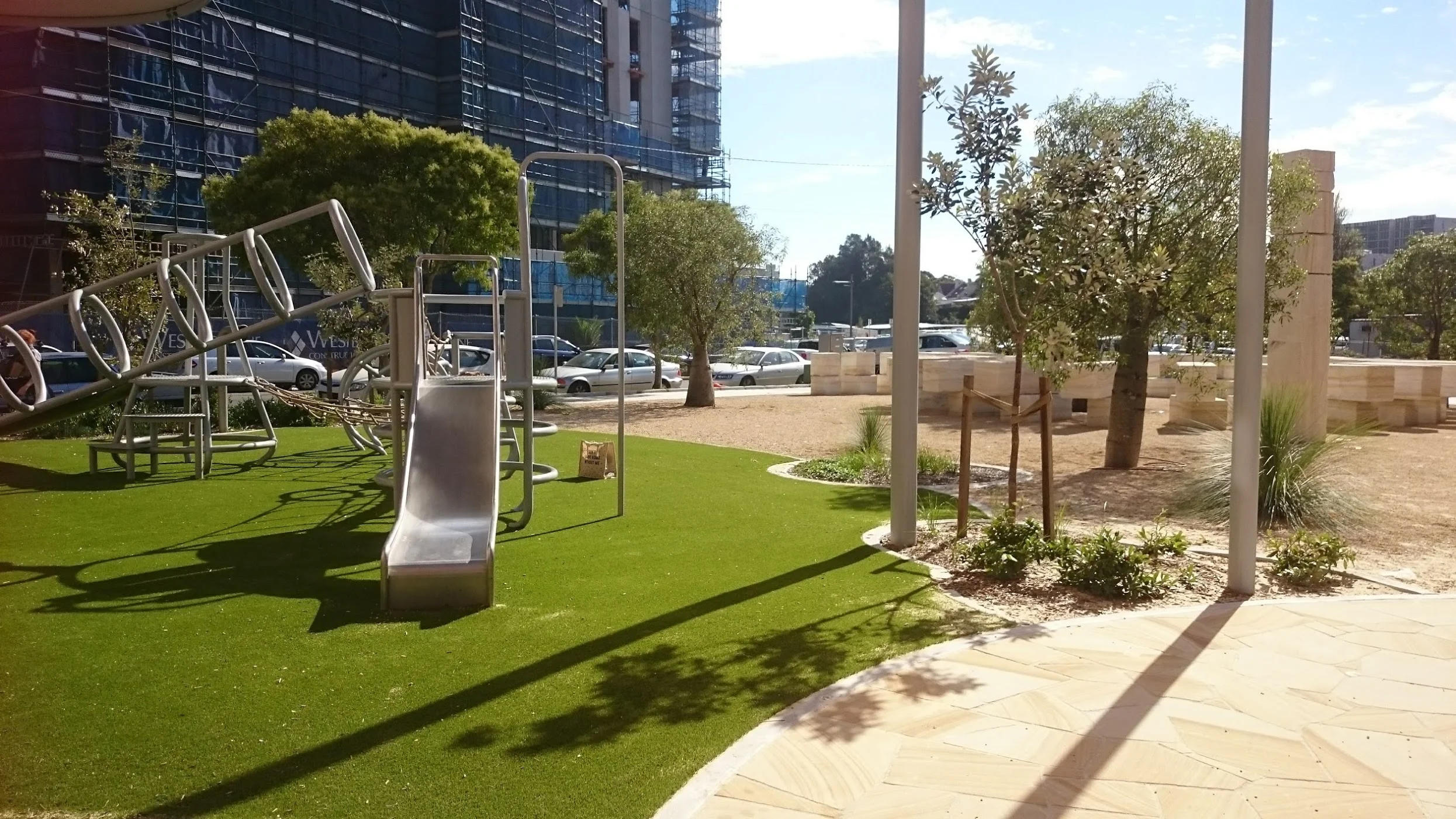 Green square with Royal Grass Silk 25 on 2.1m fall height surface.
