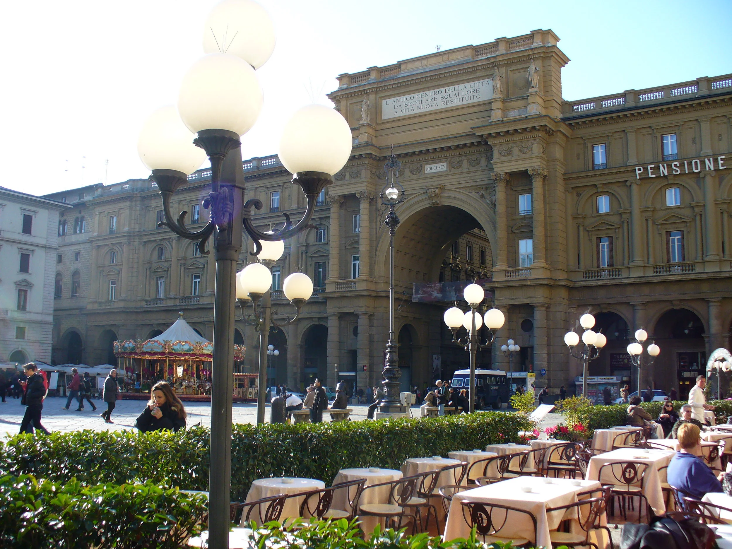 Gilli_(Florence)_Piazza_della_Repubblica.jpg
