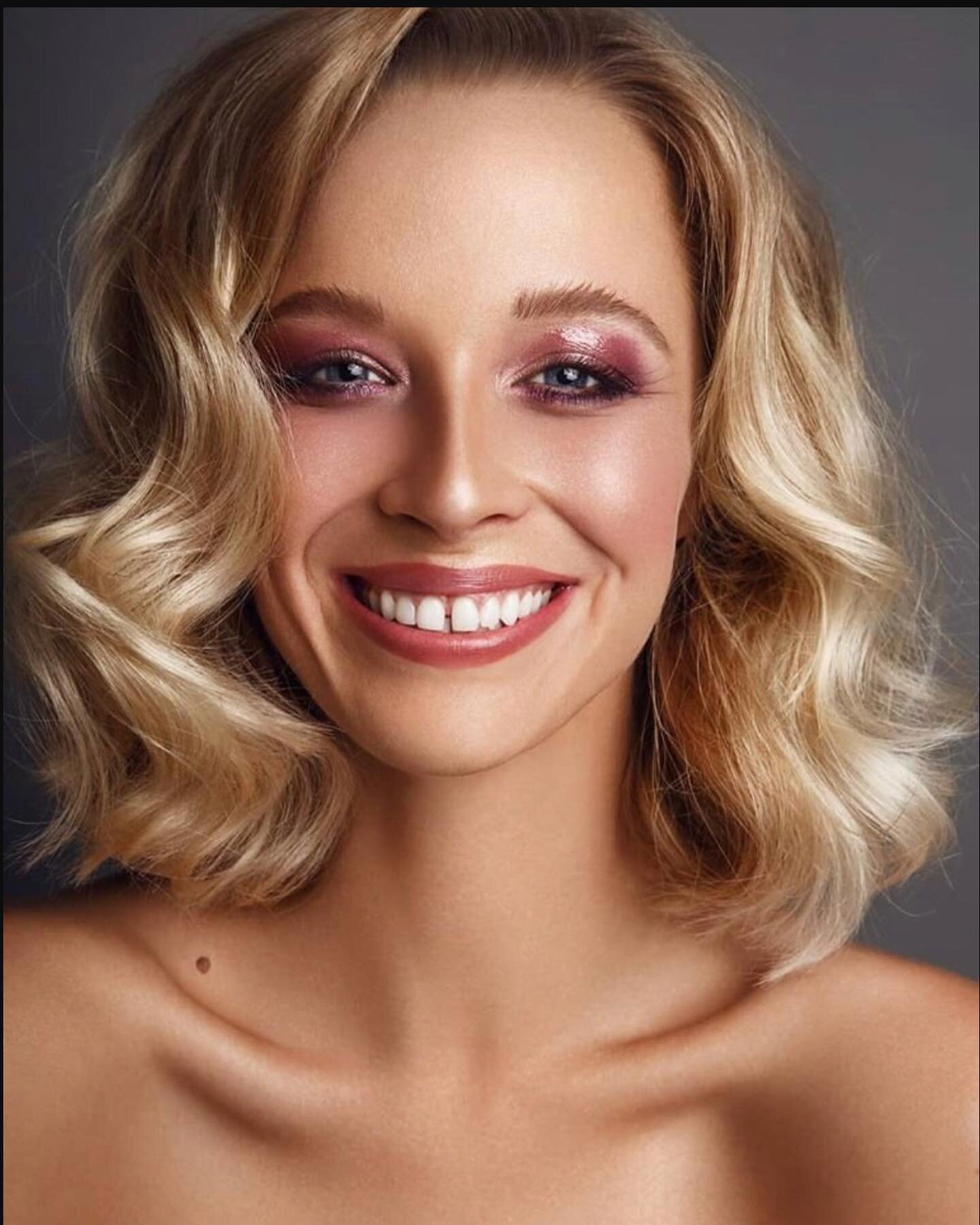 whether we work on Saturday?
Yes !!!
DANA the sympathetic tooth gap is booked today for a 
📸🎥fashion production th&eacute; next days 😎🫦

#modelbooking #modelagency #stuttgart #blonde #fashionmodel #toothgap #freek #modelagency #happysaturday #mod