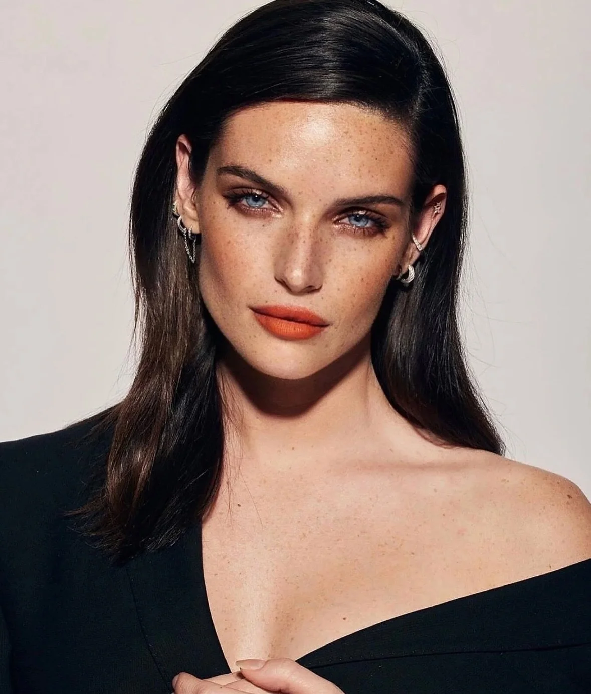 EDEN @mbmodelmanagement 
Book Update 🔥💎

#modelbook #modelbooking #modelagency #stuttgart #paris #femalemodel #beauty #naturalface #underwearmodel #profesionalmodel #brunette #bleueyes #freaky #freakles #summerface #summevibes #editorial #fashionmo