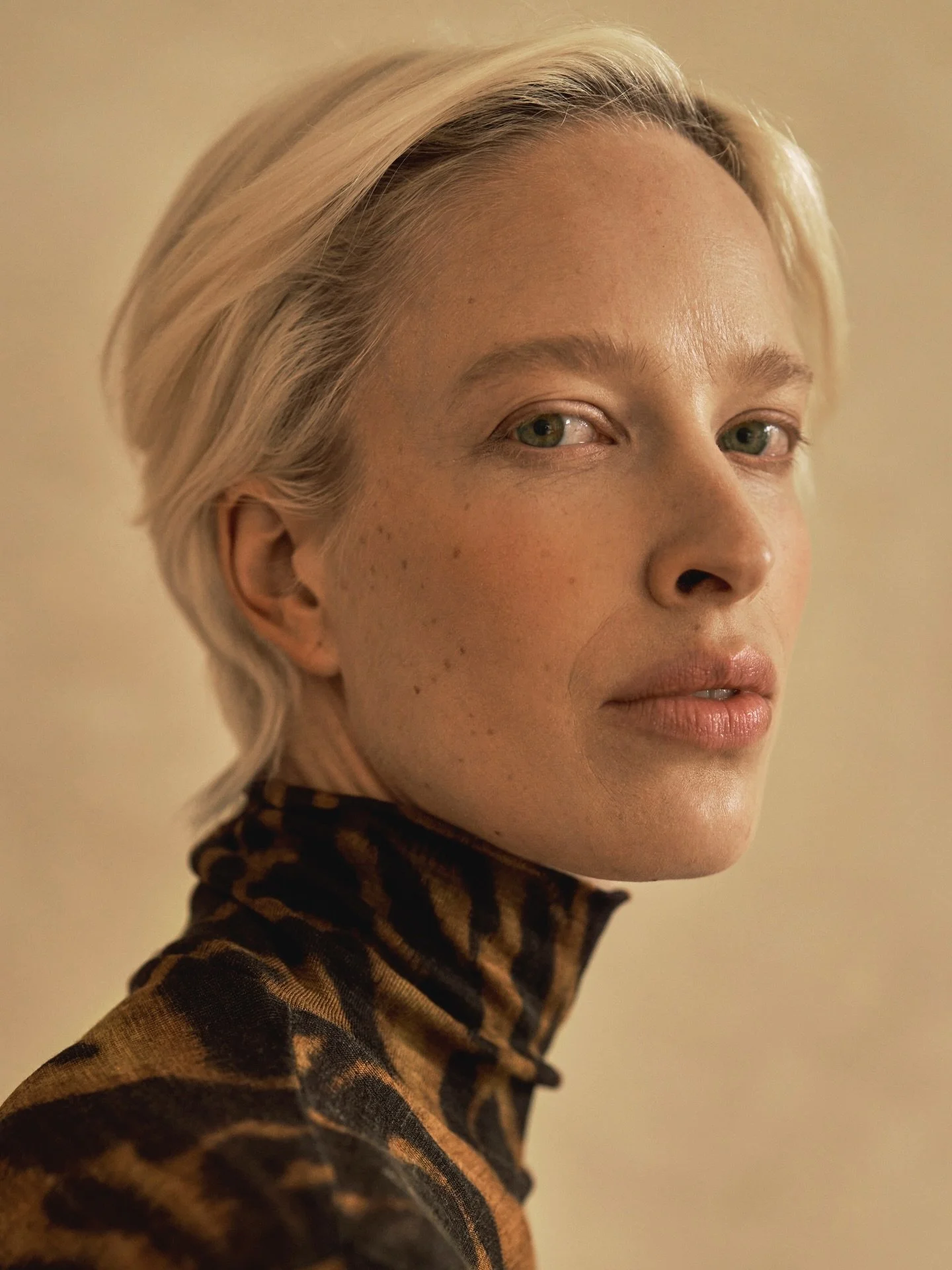 We are proud to introduce Suze. A unique face for modern customers.

Suze @mbmodelmanagement 
Let&rsquo;s start 💥

#modelbooking #naturalbeauty #shortblondehair #strongface #modelagency