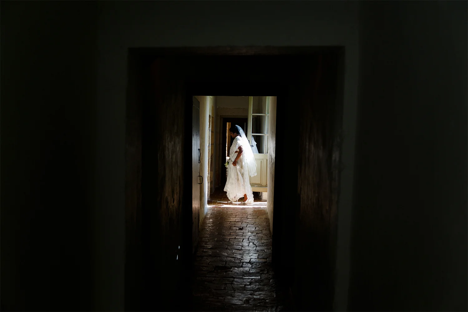 Bride-in-corridor.jpg