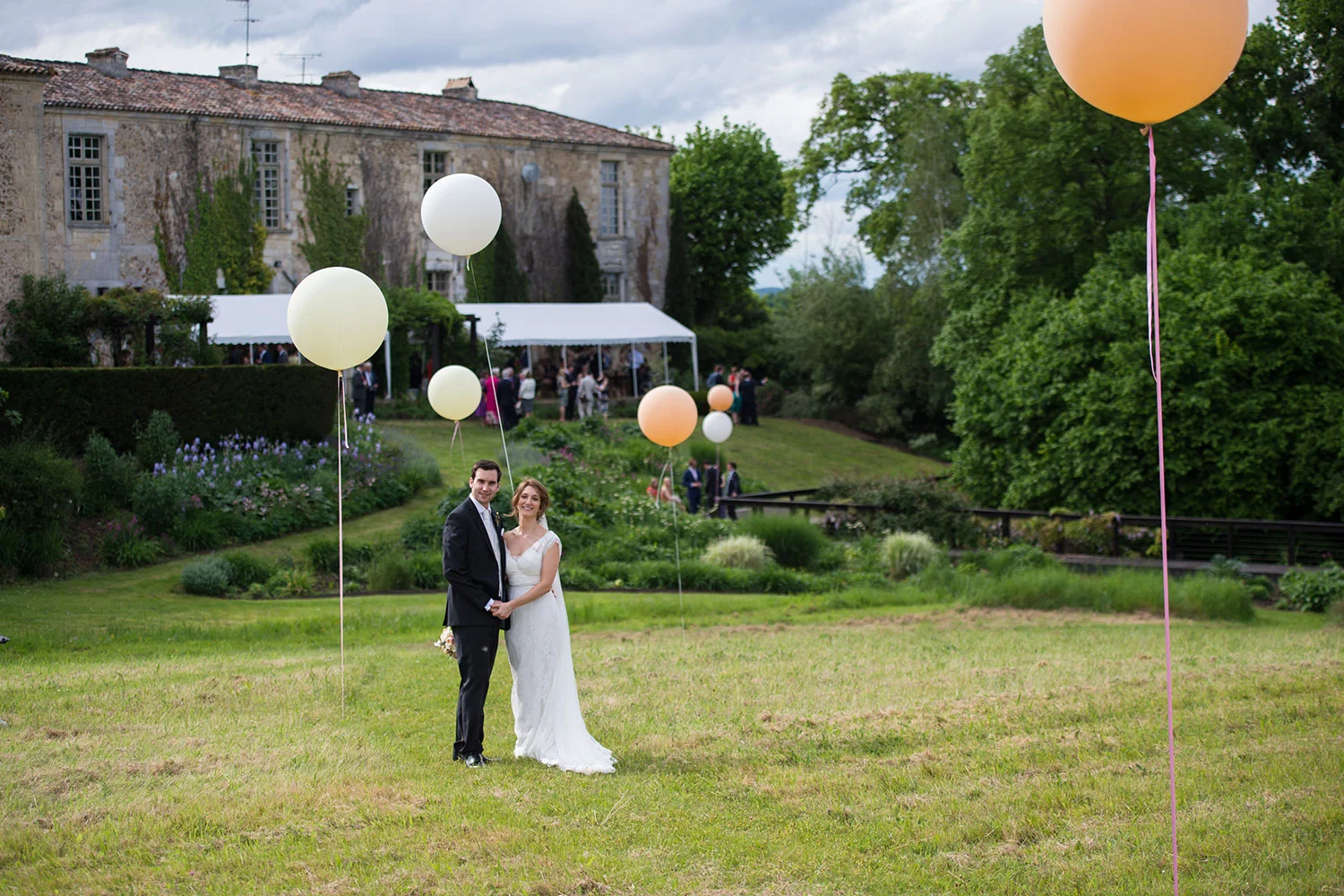 Bride-and-groom-with-baloons.jpg