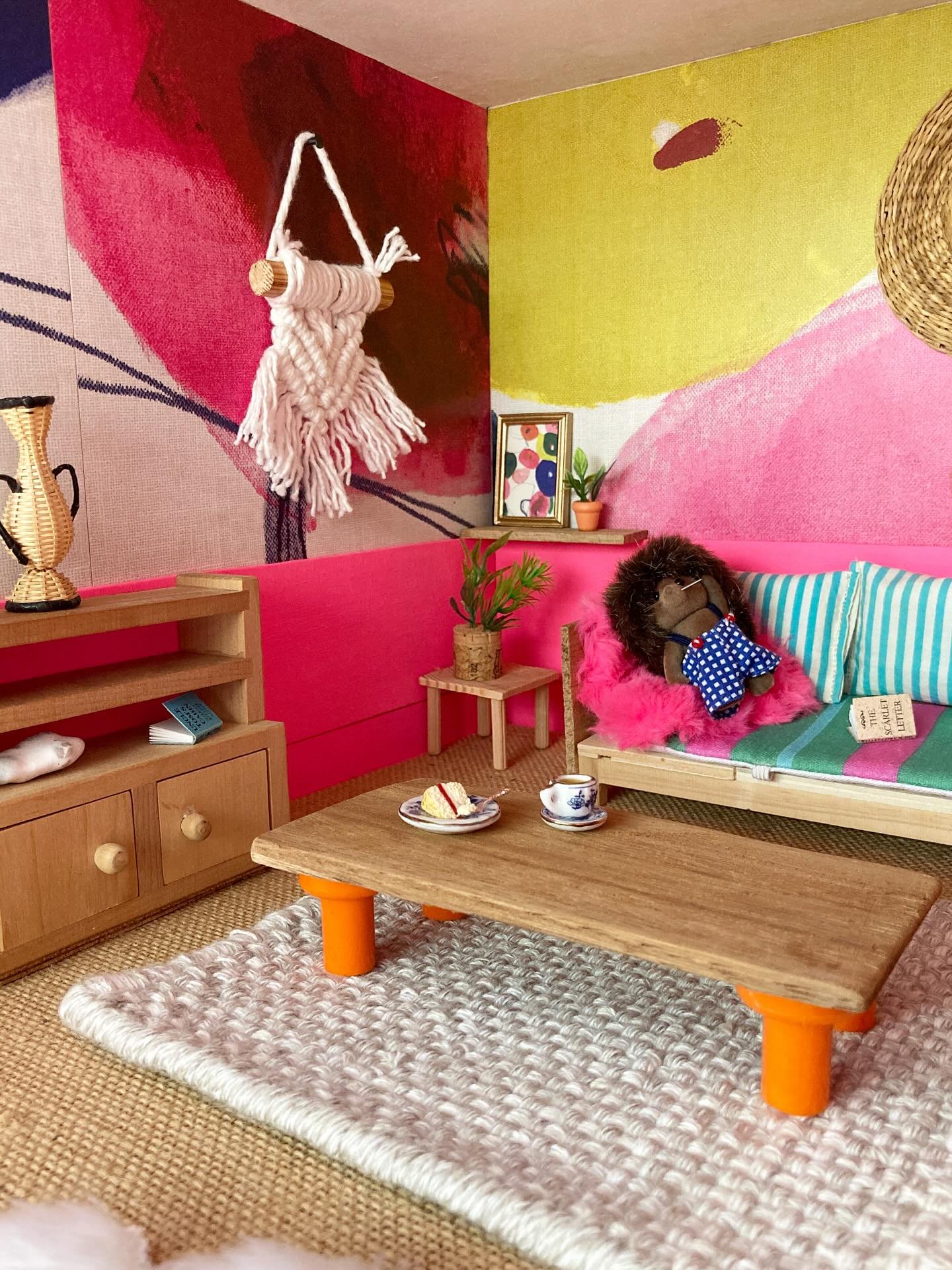 Dolls house progress&hellip;.

We have a living room and a very neon one at that 😎🩷! This room has been great fun to do. I really wanted to use the amazing &lsquo;Heather&rsquo; wallpaper by @lamaisonpierrefrey, it had a huge pattern repeat, but I 