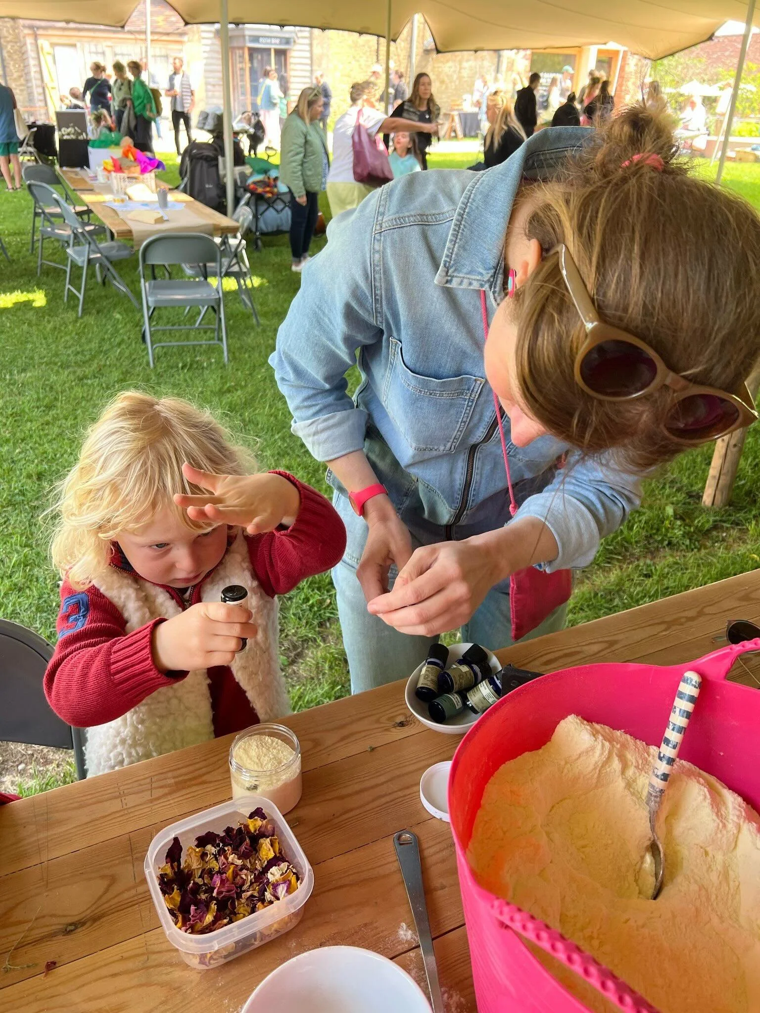 Join us this Sunday 7th June for a day of fun down on the farm 🚜 

We&rsquo;re delighted to be back @hauserwirthsomerset offering Bath Fizz 🛀 making workshops all day as part of their Open Farm Sunday event. Have a go combining your favourite essen
