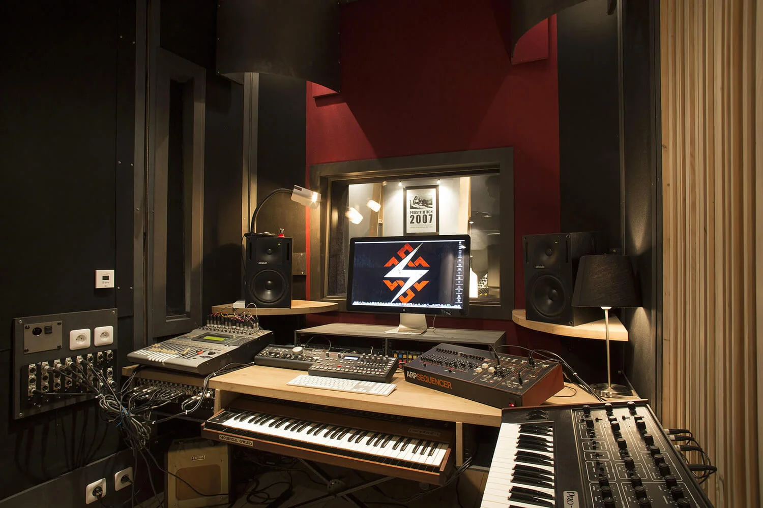 RED HOUSE_Shelter studio 7.jpg