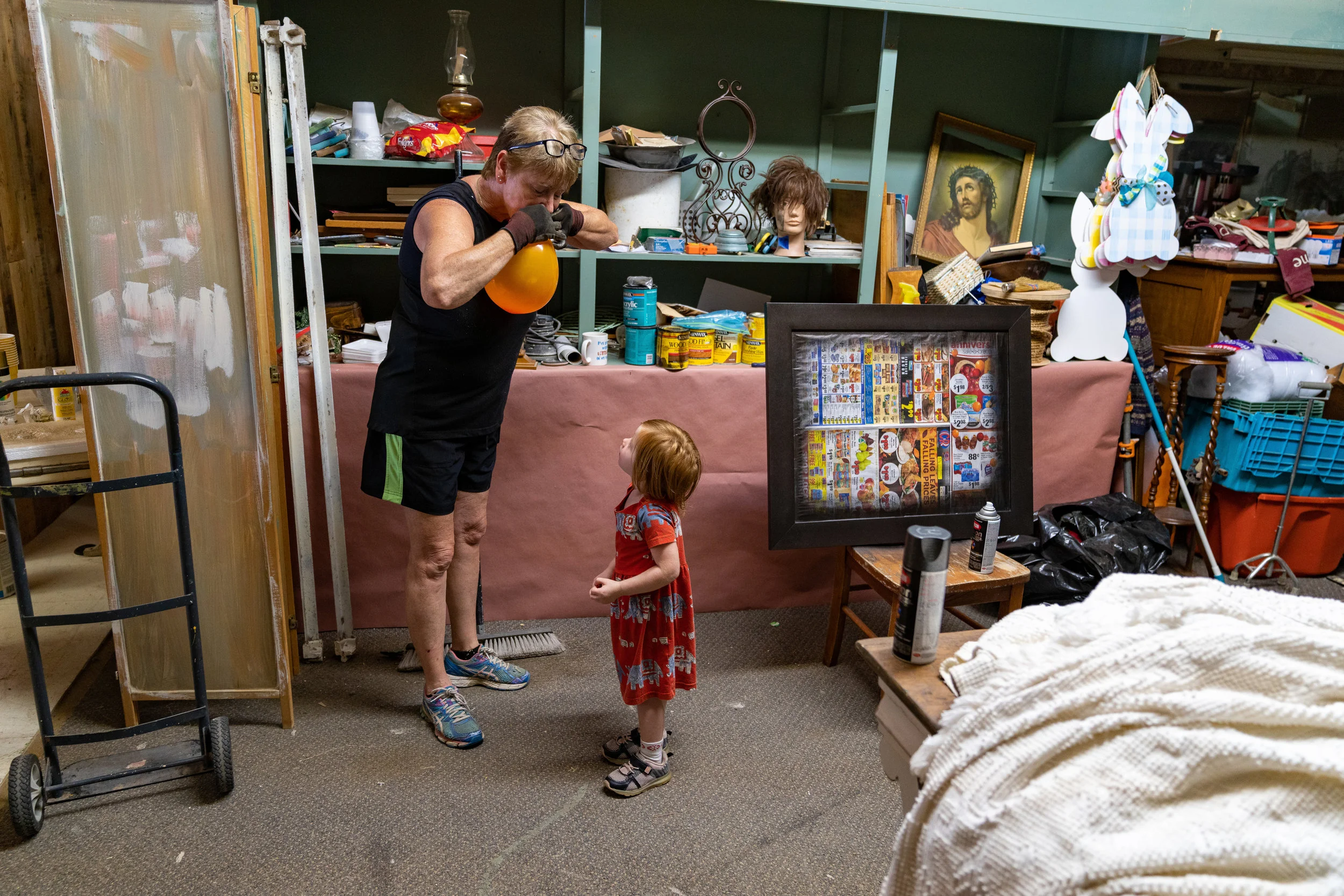 While babysitting her great-granddaughter Saphira, Laura finds a ballon to keep the two-year-old entertained in an operating furniture store and workshop.