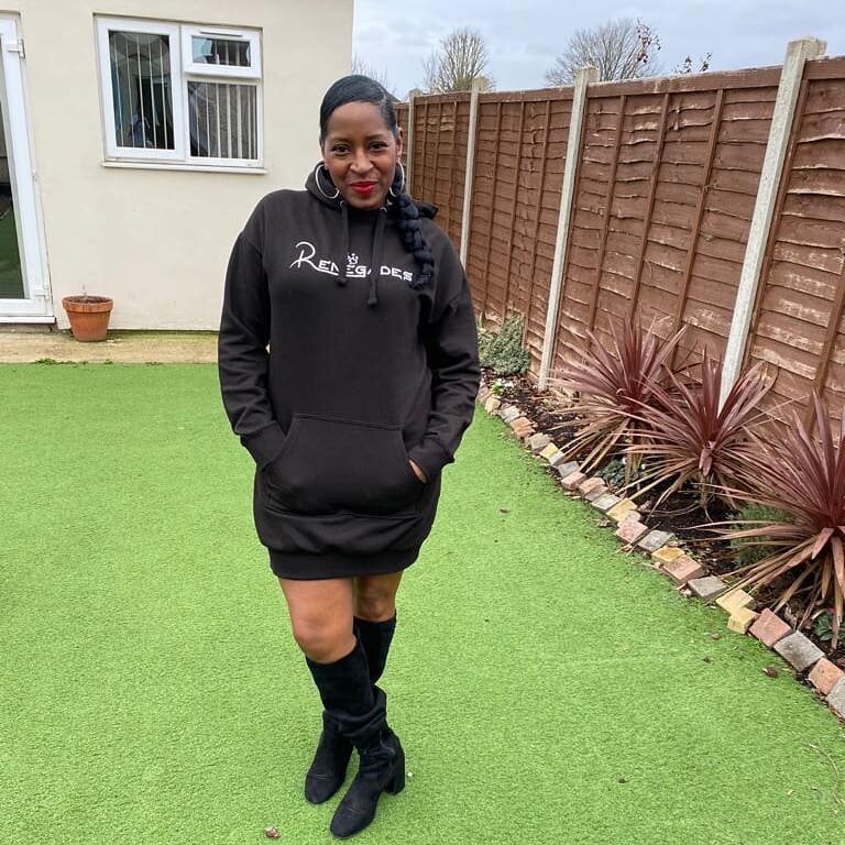Because this weather is still weathering....we got you covered in this hooded dress! 
Available for MEMBERS ONLY available in black & grey
Renégade: @bespokebeautyorganics 
Merch: Renégades Black HooDress
