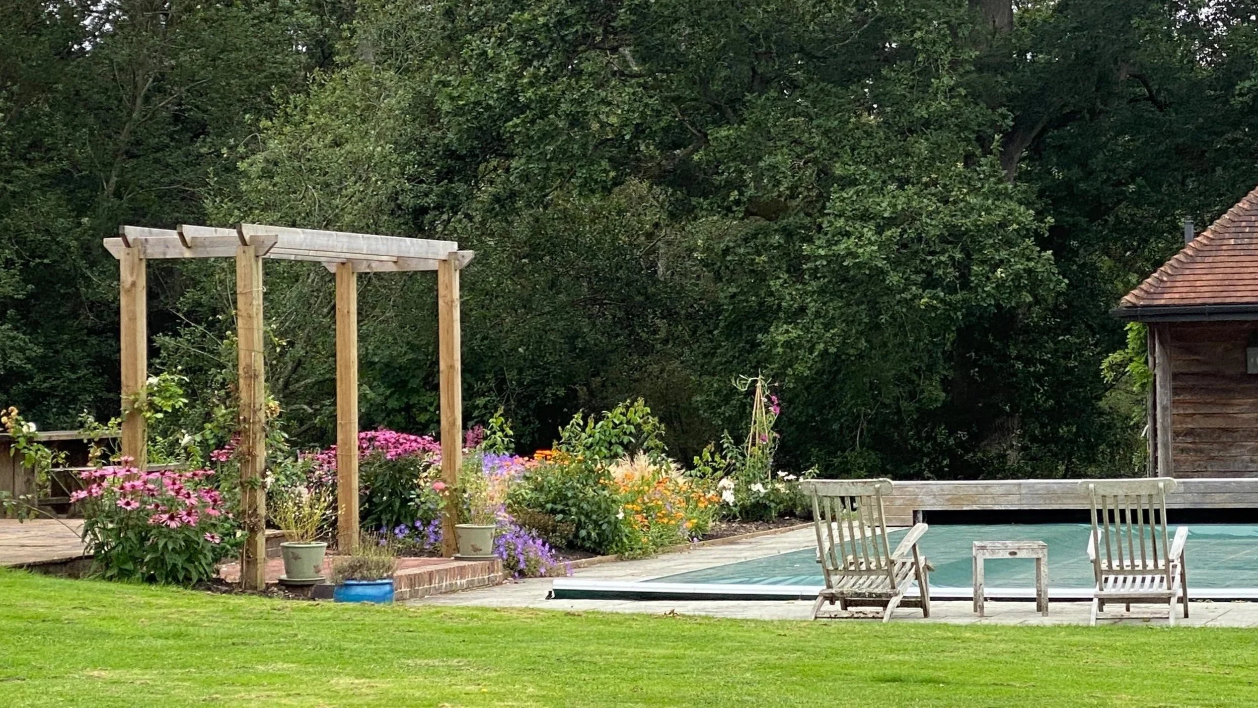 understated-swimming-pool-garden-design.jpg