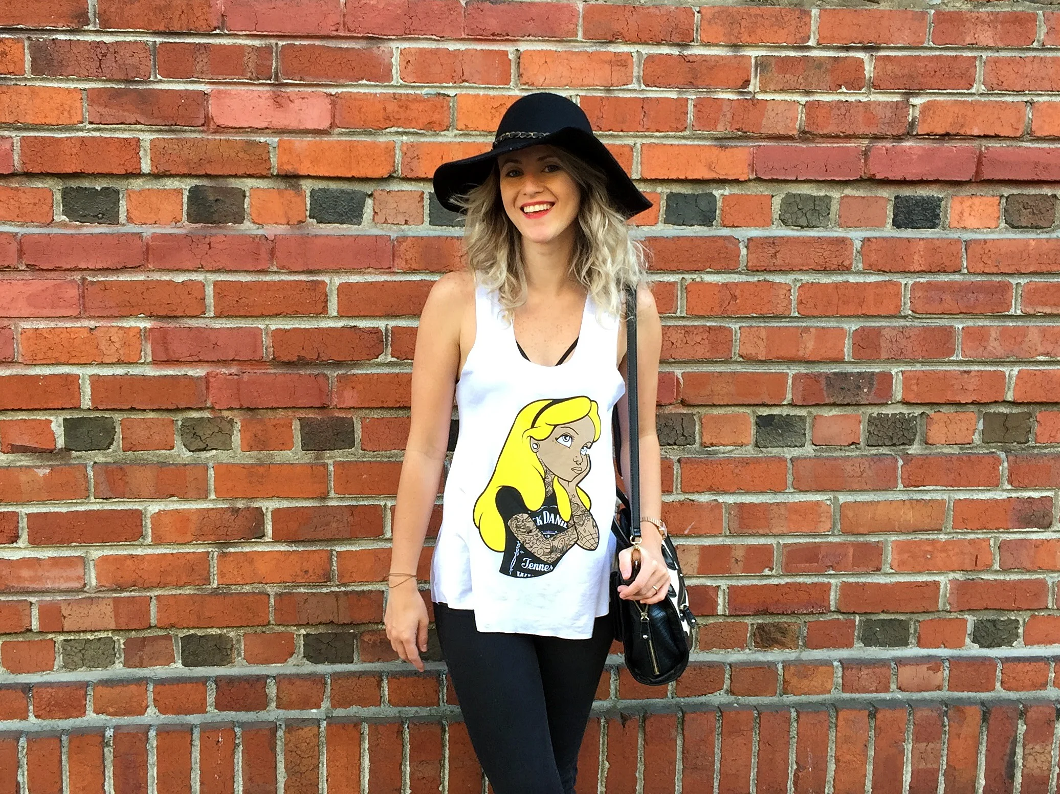 Floppy Hat: Bought in a Thrift Shop in Savannah/GA Hair piece around the hat: Forever 21 Strappy Bra: Renner Alice Tank Top: Bought in São Paulo's most famous street, 25 de Março. Black Jeans: H&M Bag: Aldo Yellow Flats: Santa Lolla