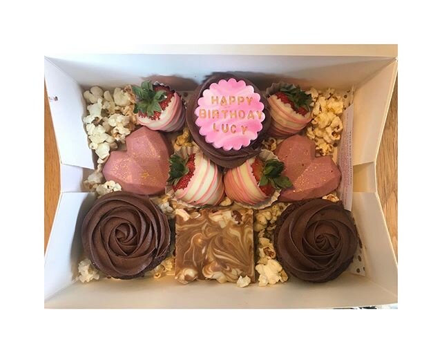 beautiful birthday treats by @georgias_treats 🧡🌸
-
-
#baking #handmade #homemade #bakingbusiness #shopsmall #yummythings #cakes #cakesofinstagram #birthdaytreats #birthday #yummy #birthdaycakes