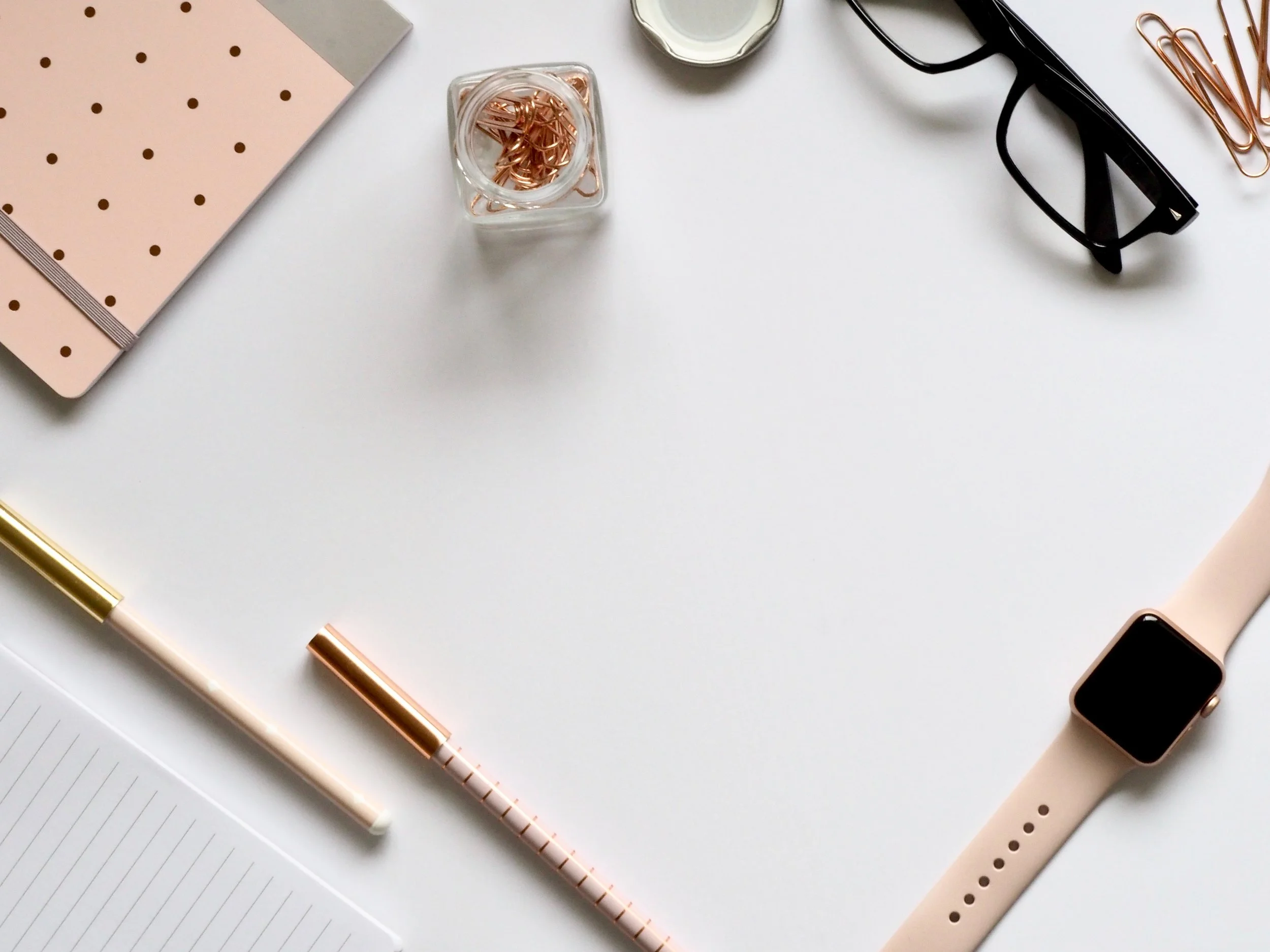 apple-watch-desk-equipment-876467.jpg