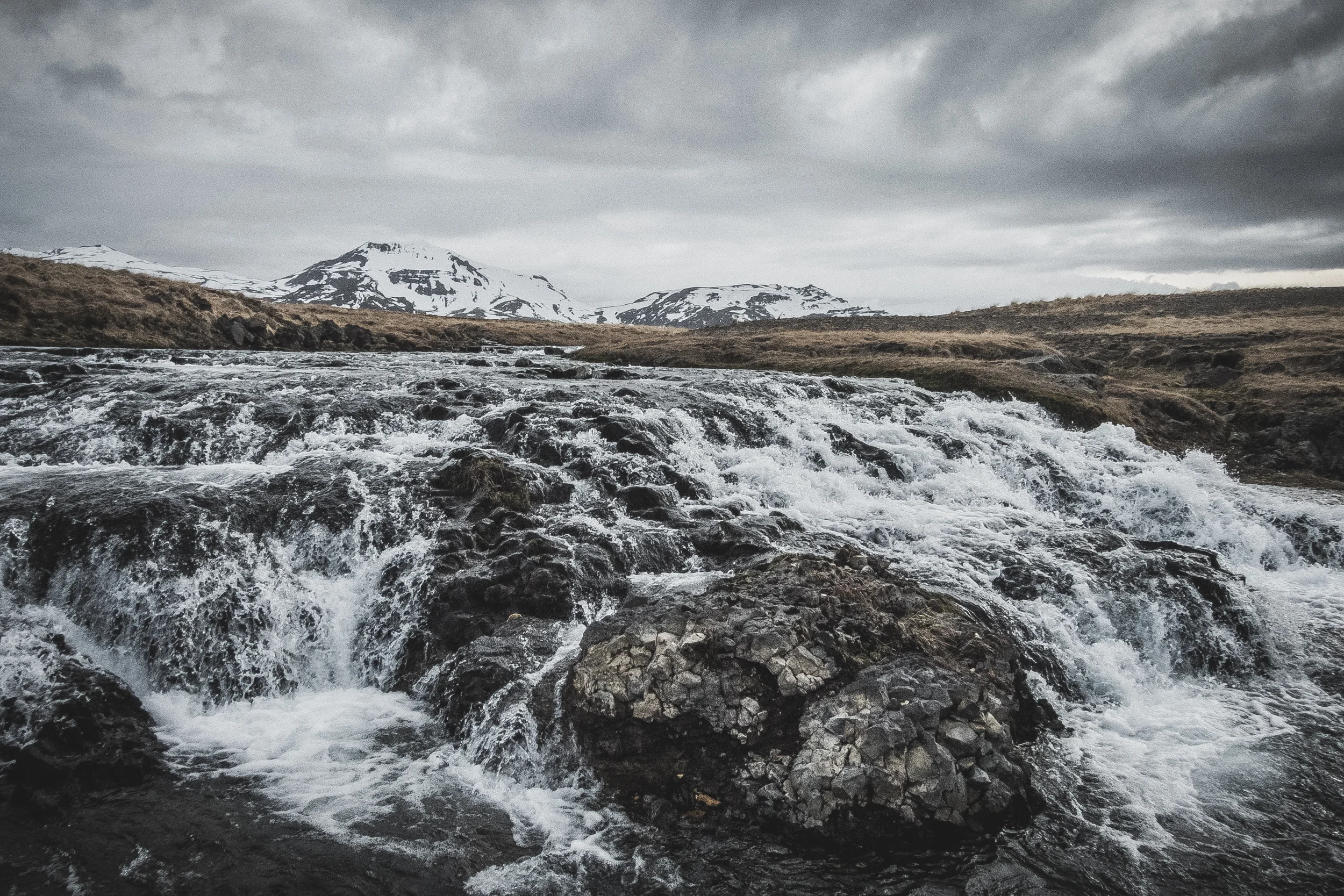 islande - cailloux petite rivière.jpg
